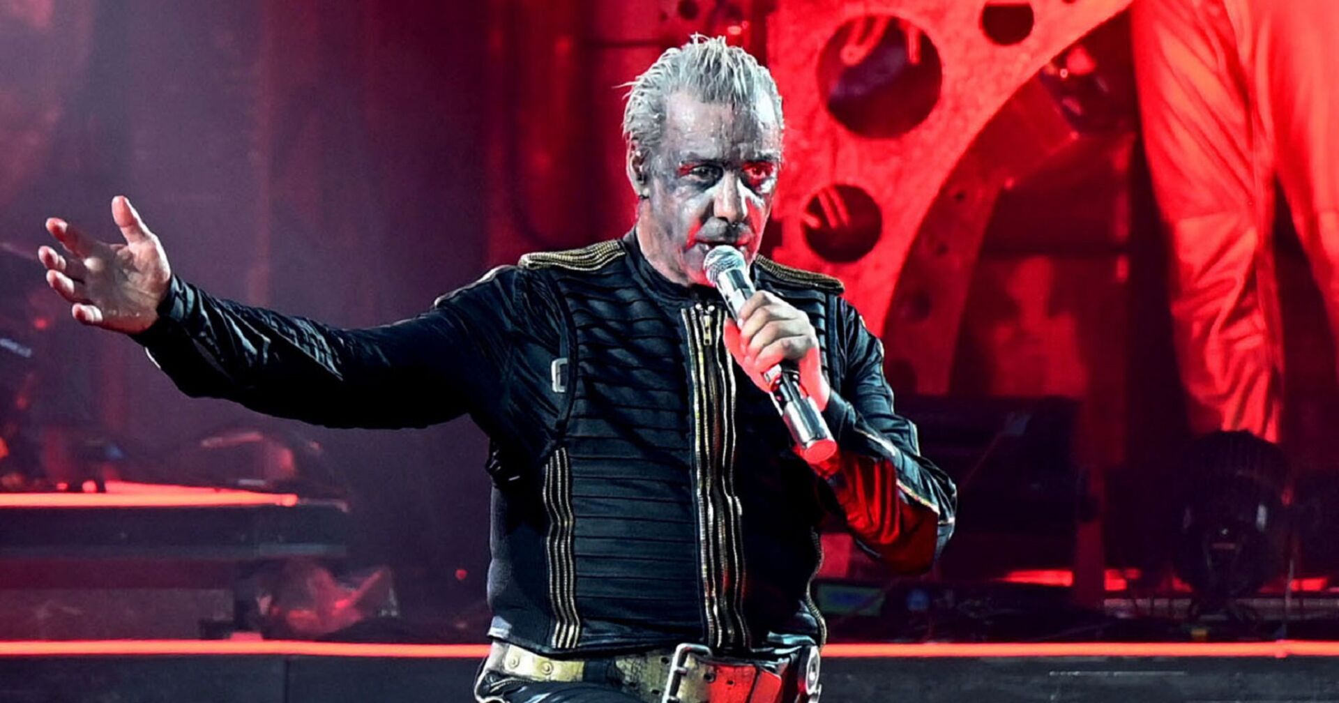Frontsänger Till Lindemann während eines Auftritts der Band Rammstein.