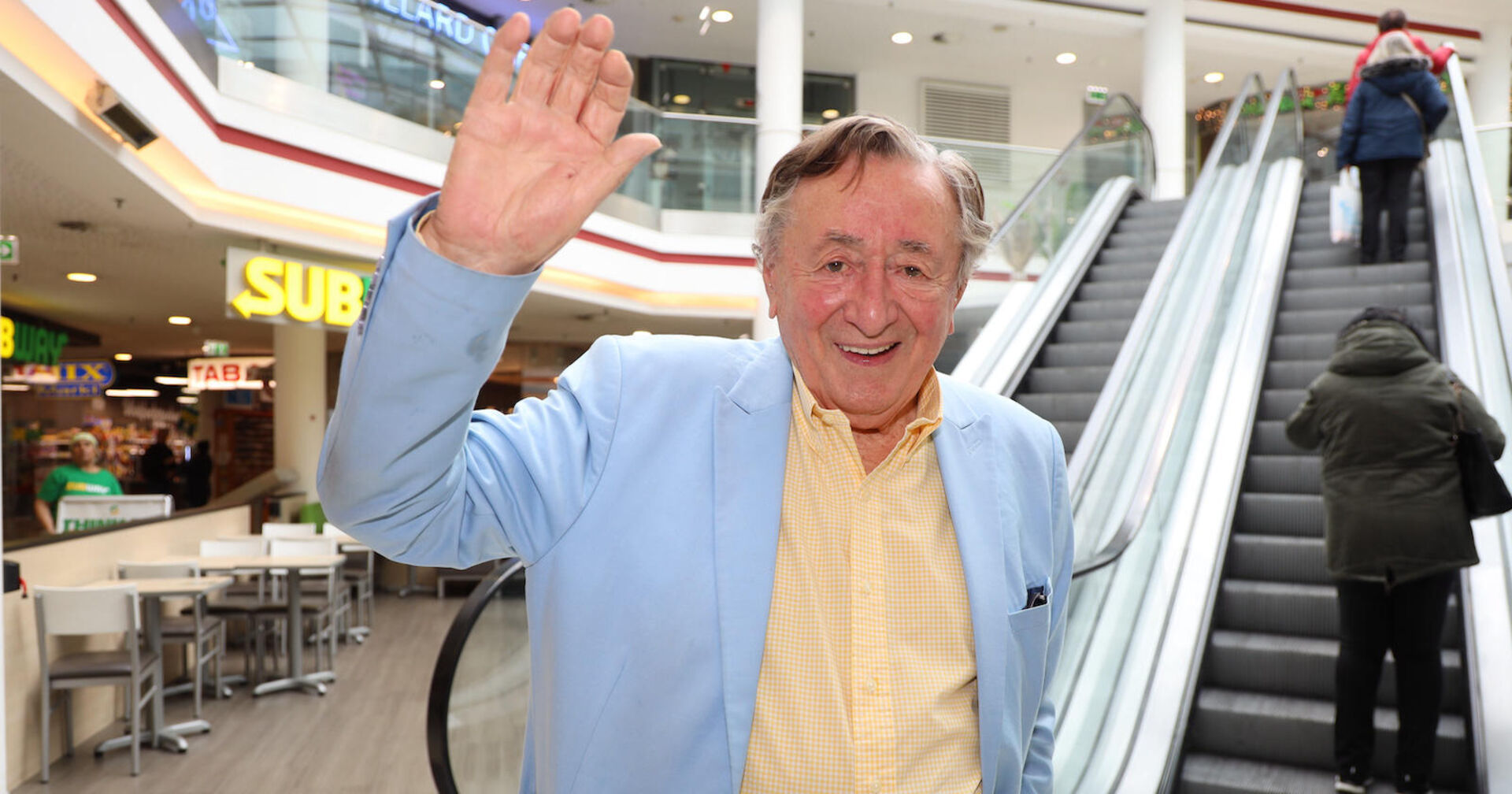 Richard Lugner winkt lächelnd in die Kamera.