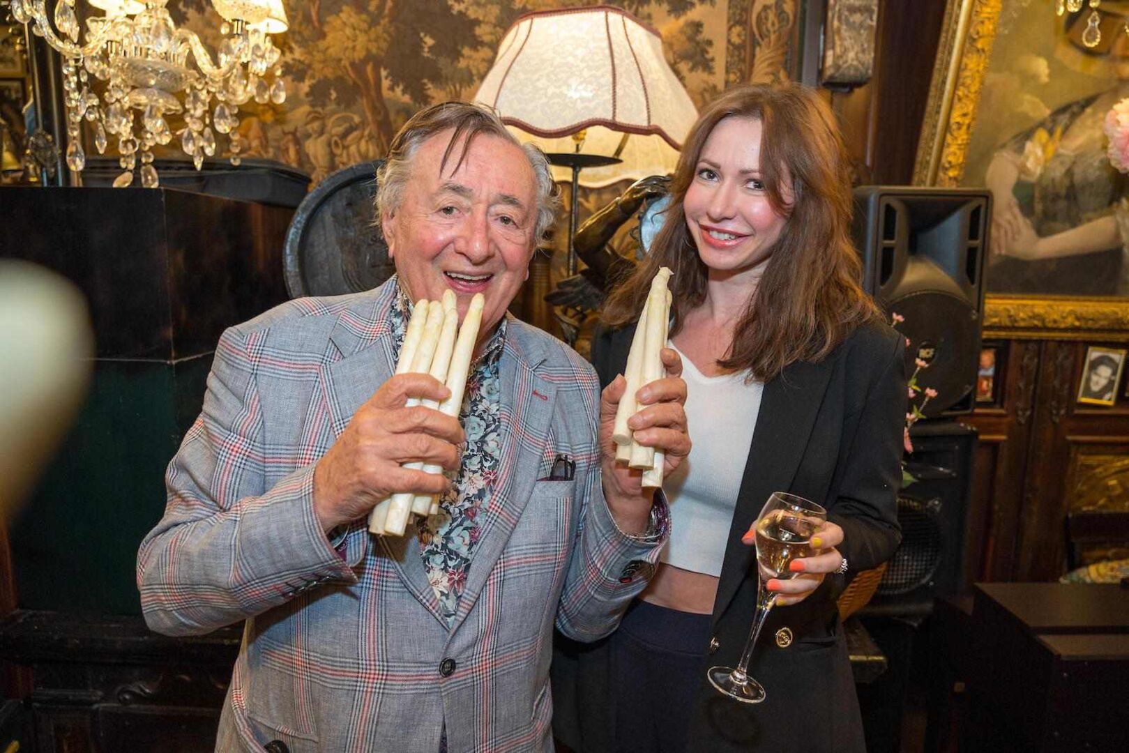 Richard Lugner und &quot;Täubchen&quot; Elisabeth mit Spargel in den Händen.