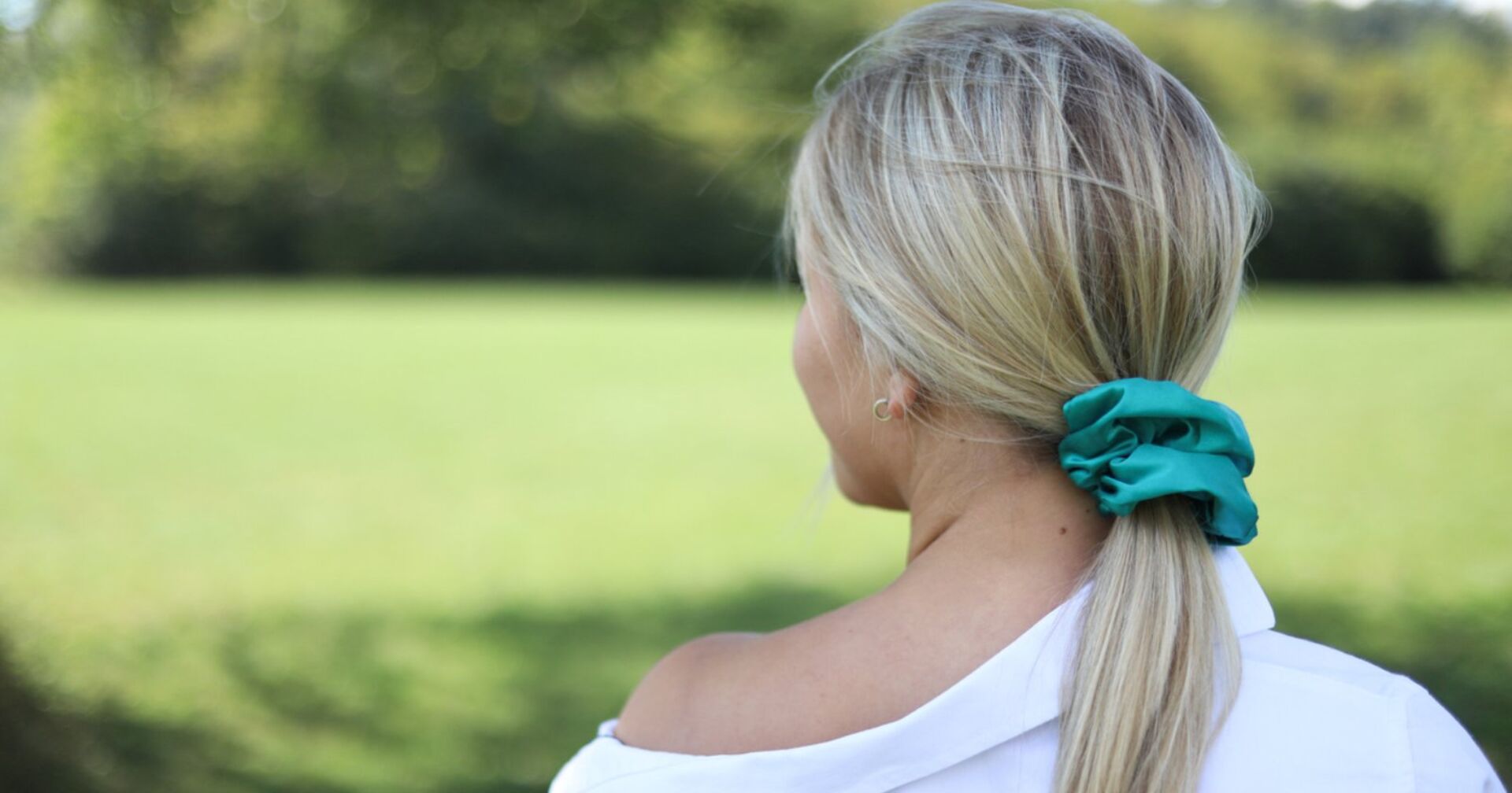 Frau mit buntem Haargummi | Credit: iStock.com/TanyaPh