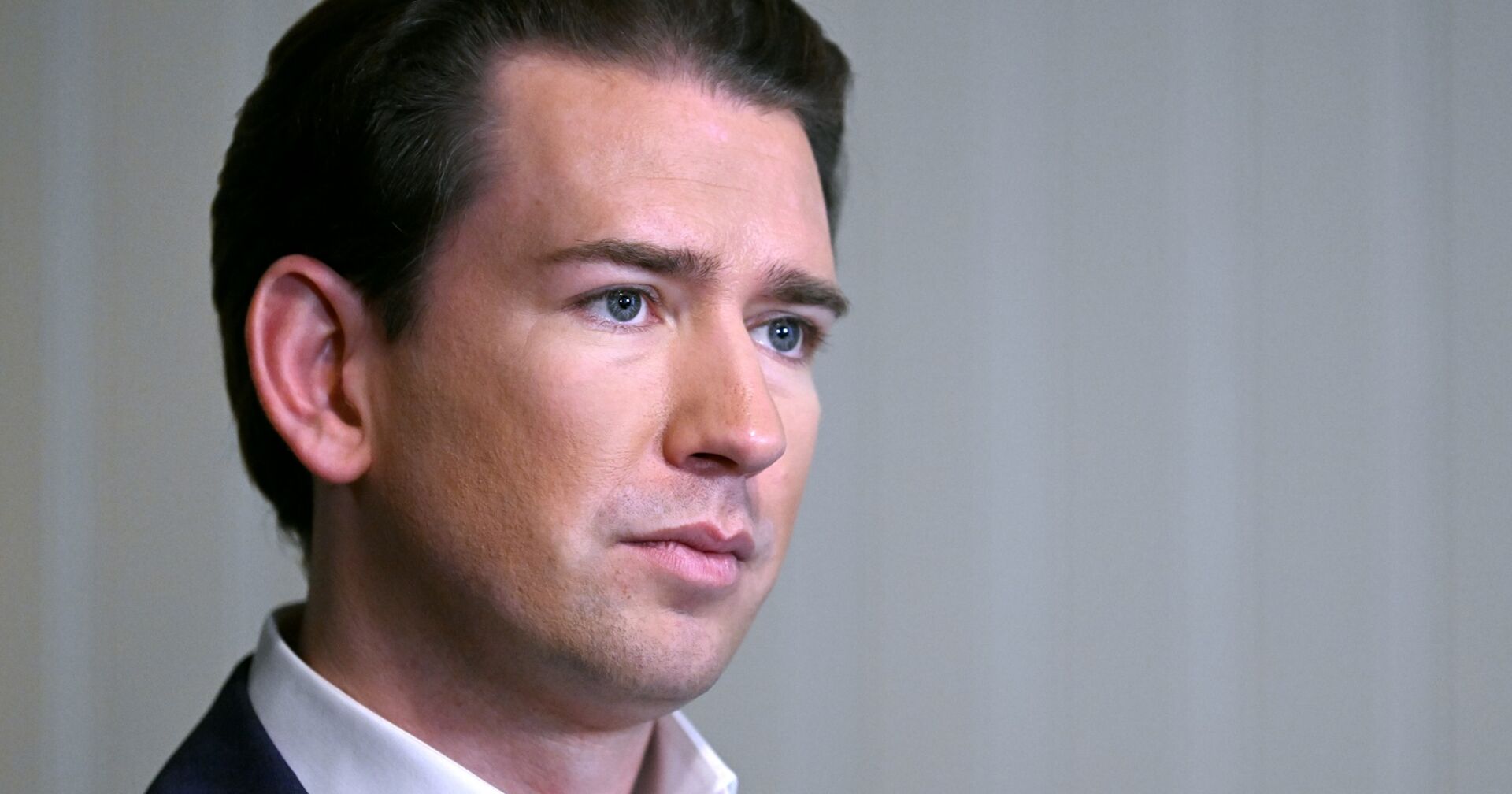 Sebastian Kurz im Halbprofil in Großaufnahme.