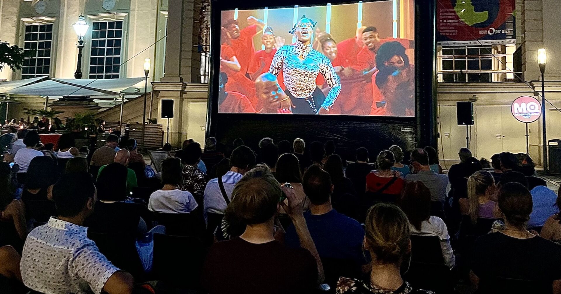 Zuschauer im frameout-Sommerkino im Museumsquartier | credit: frameout