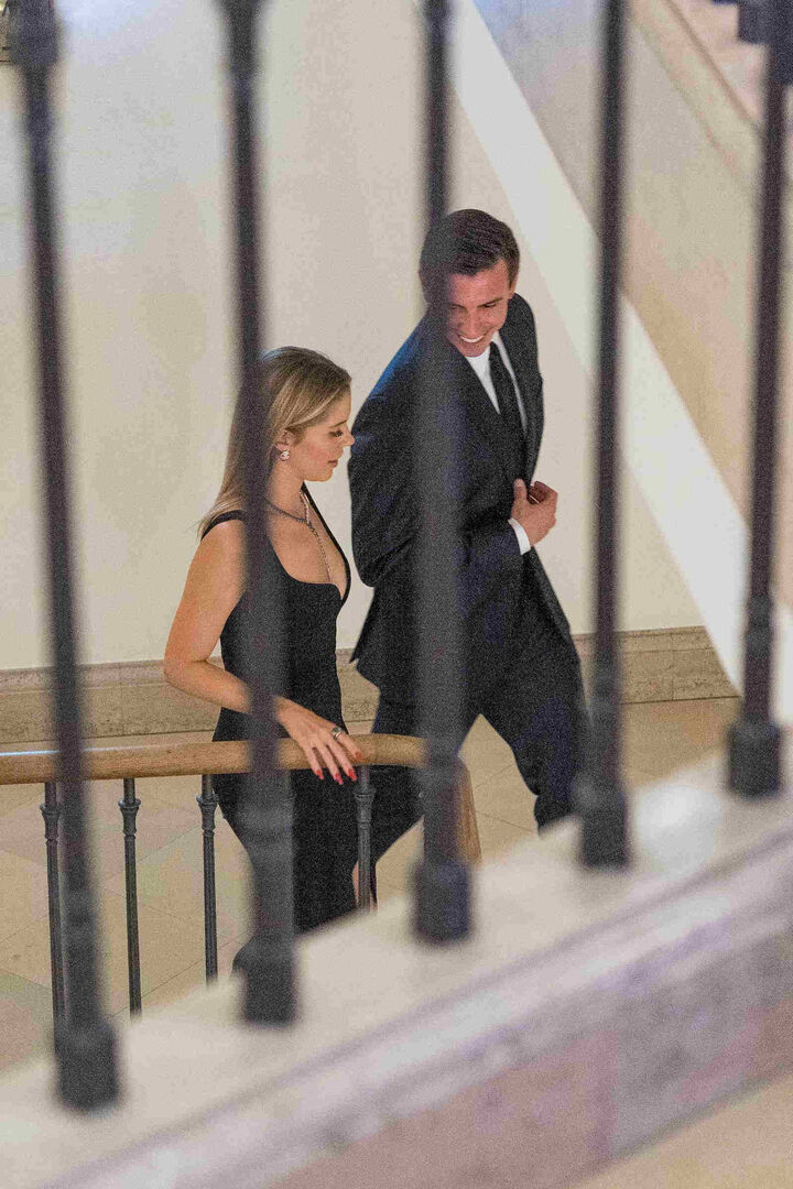 Mark Mateschitz und Victoria Swarovski im Treppenhaus