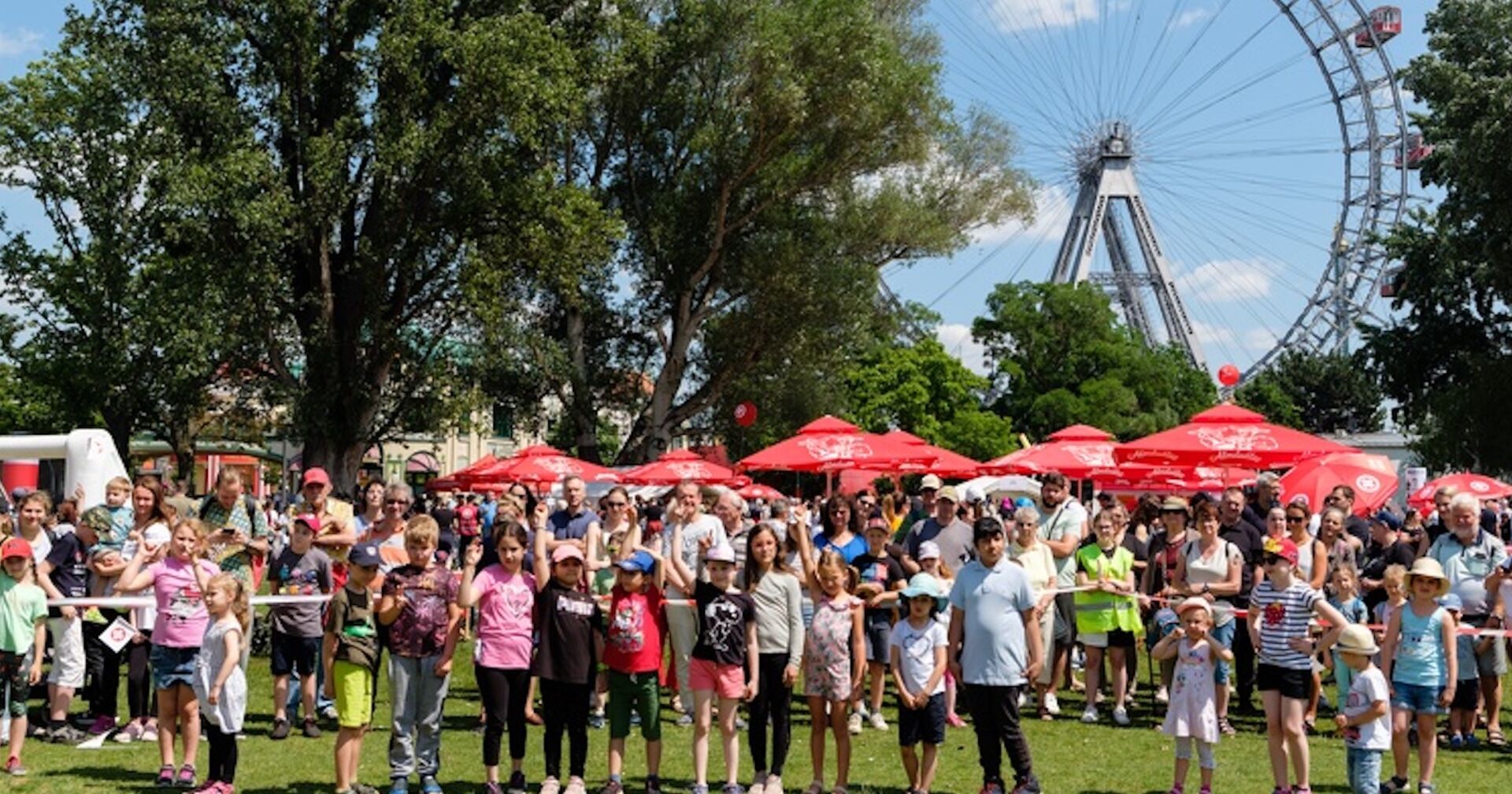 Kinder und Erwachsene bei einem Fest vor dem Wiener Riesenrad | Credit: Benjamin/ASB