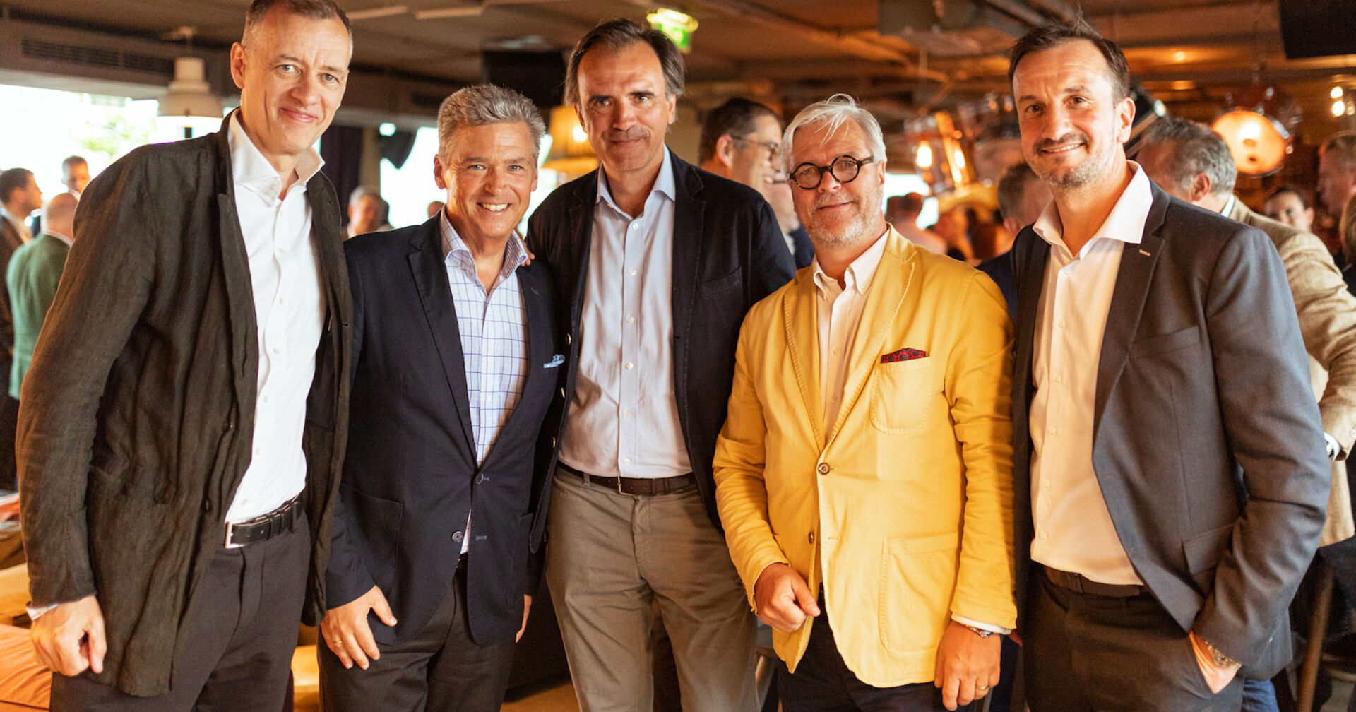 Fünf Männer lächeln beim Sommerfest von Team Gnesda | Credit: Fabian Orner