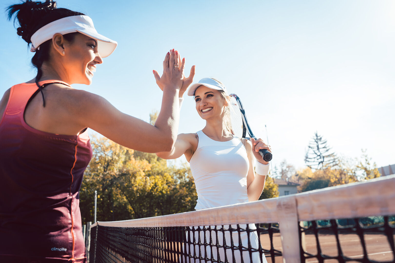 Zwei Frauen spielen Tennis am Millstätter See | Credit: iStock.com/kzenon