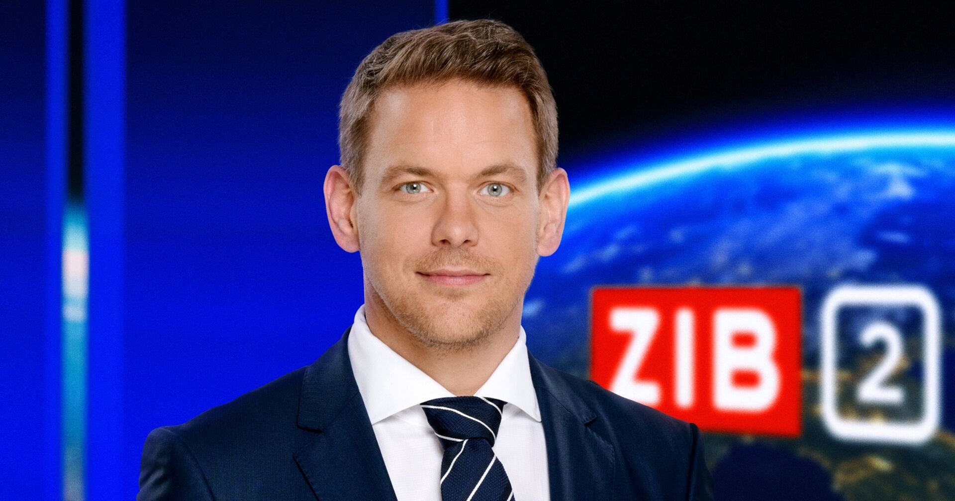 Martin Thür im Porträt vor dem Hintergrund des ZIB2-Studios