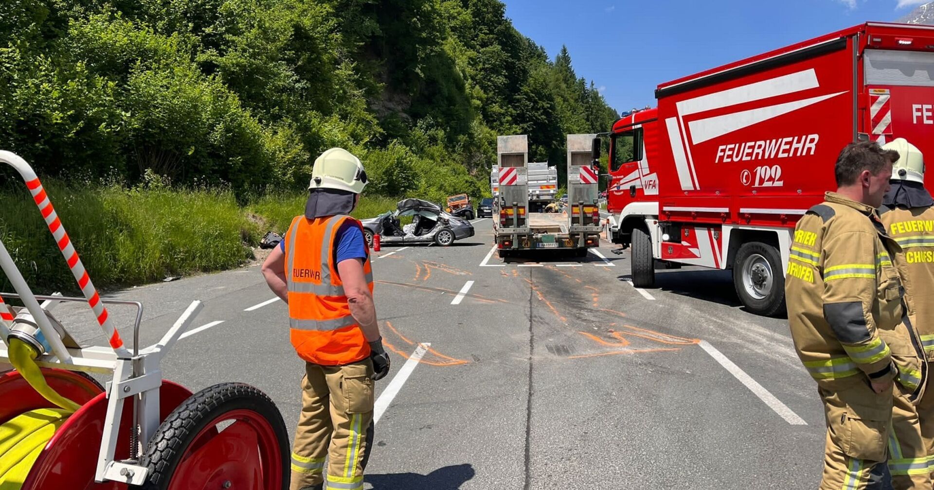 Einsatzkräfte am Unfallort