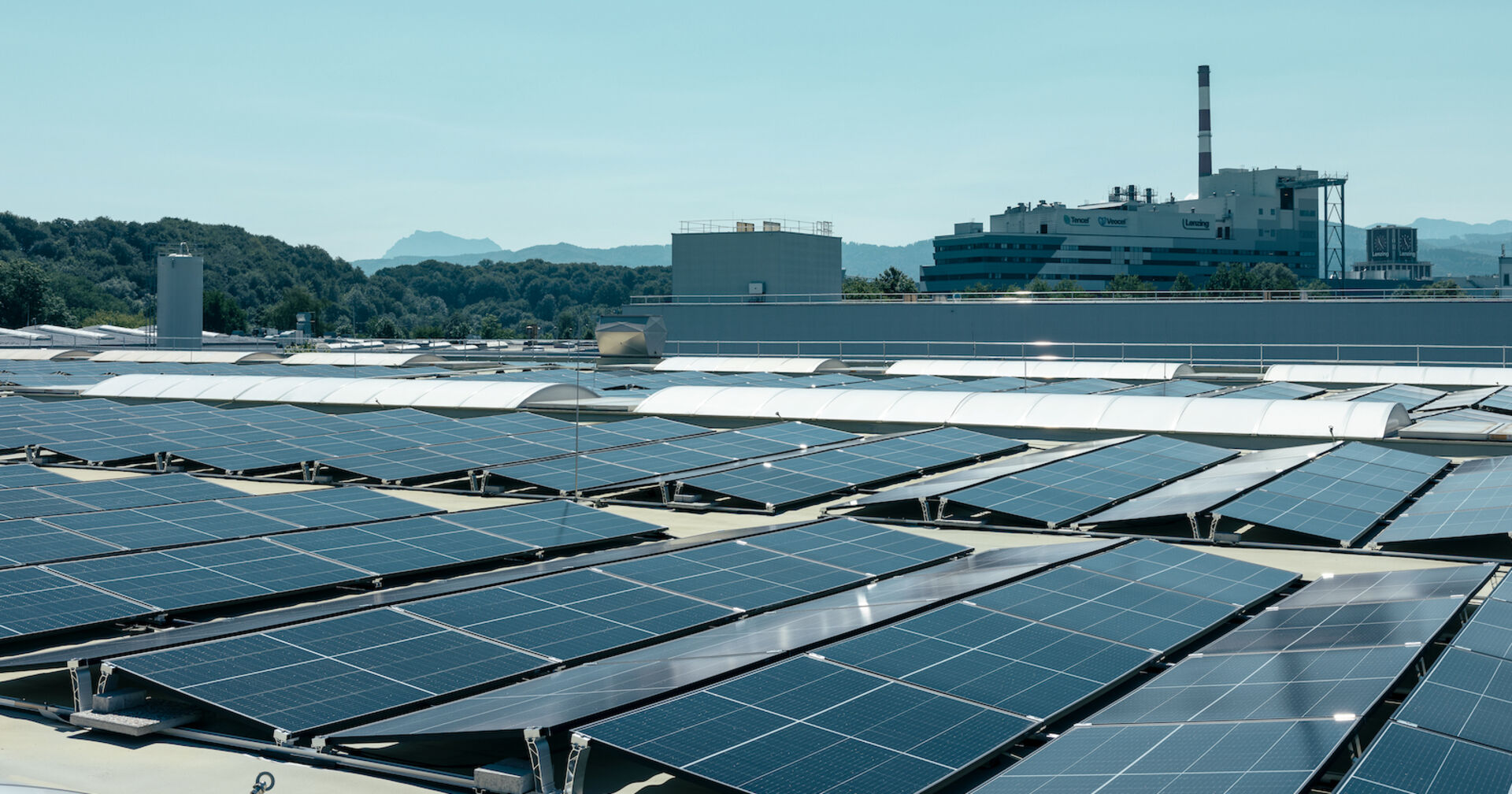 Photovotaik am Dach einer Industrieanlage in Oberösterreich bei Sonnenschein| Credit: Verbund