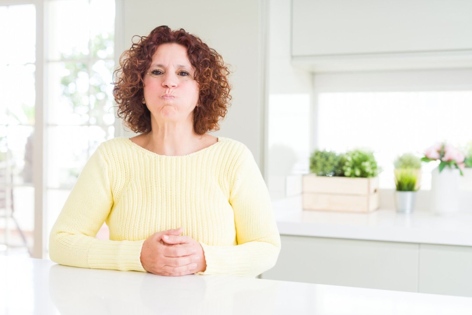 Frau macht Gesichtsyoga | Credit: iStock.com/AaronAmat