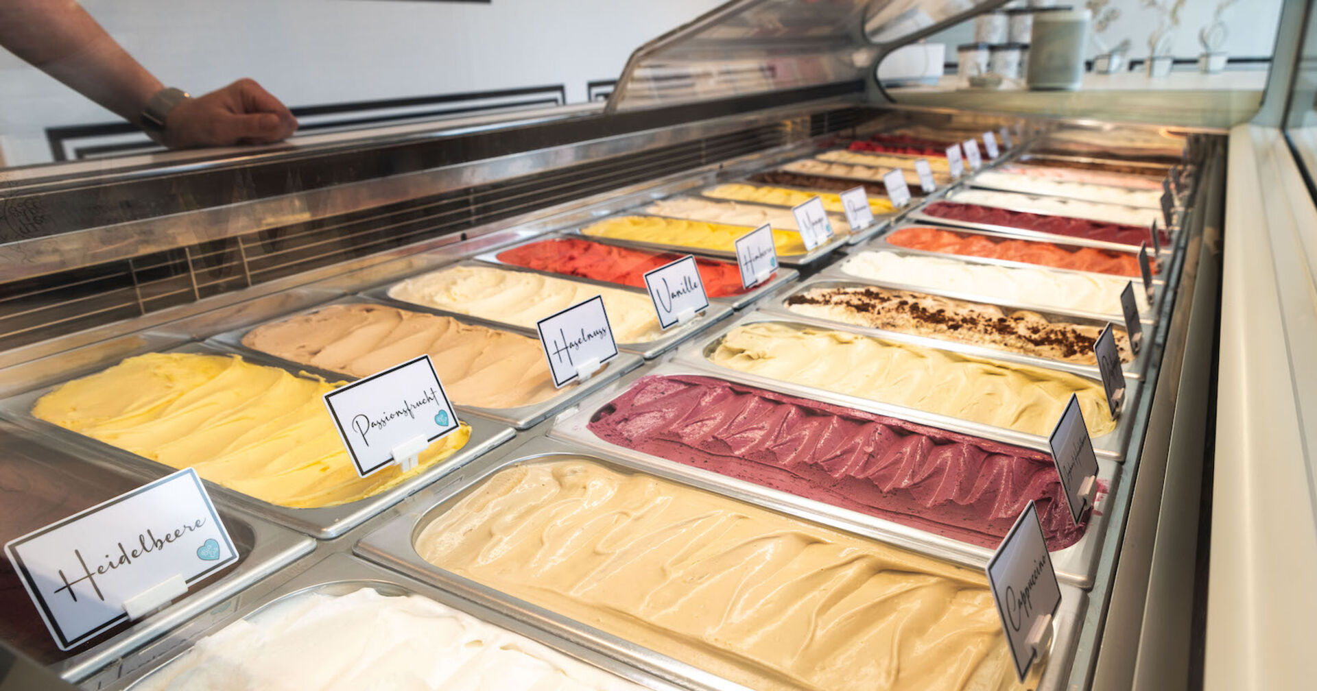 Viele bunte Eissorten in einem Eissalon | Credit: David Groschl