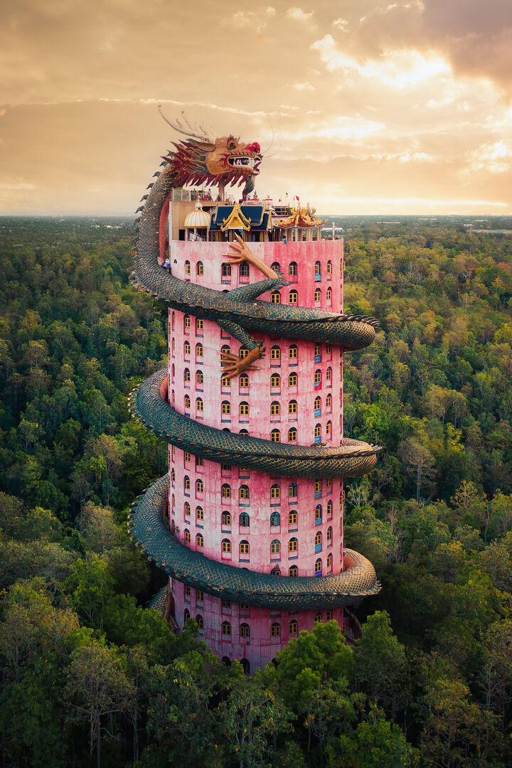 Turm in Pink, darum herum schlängelt sich ein riesiger Drache hinauf
