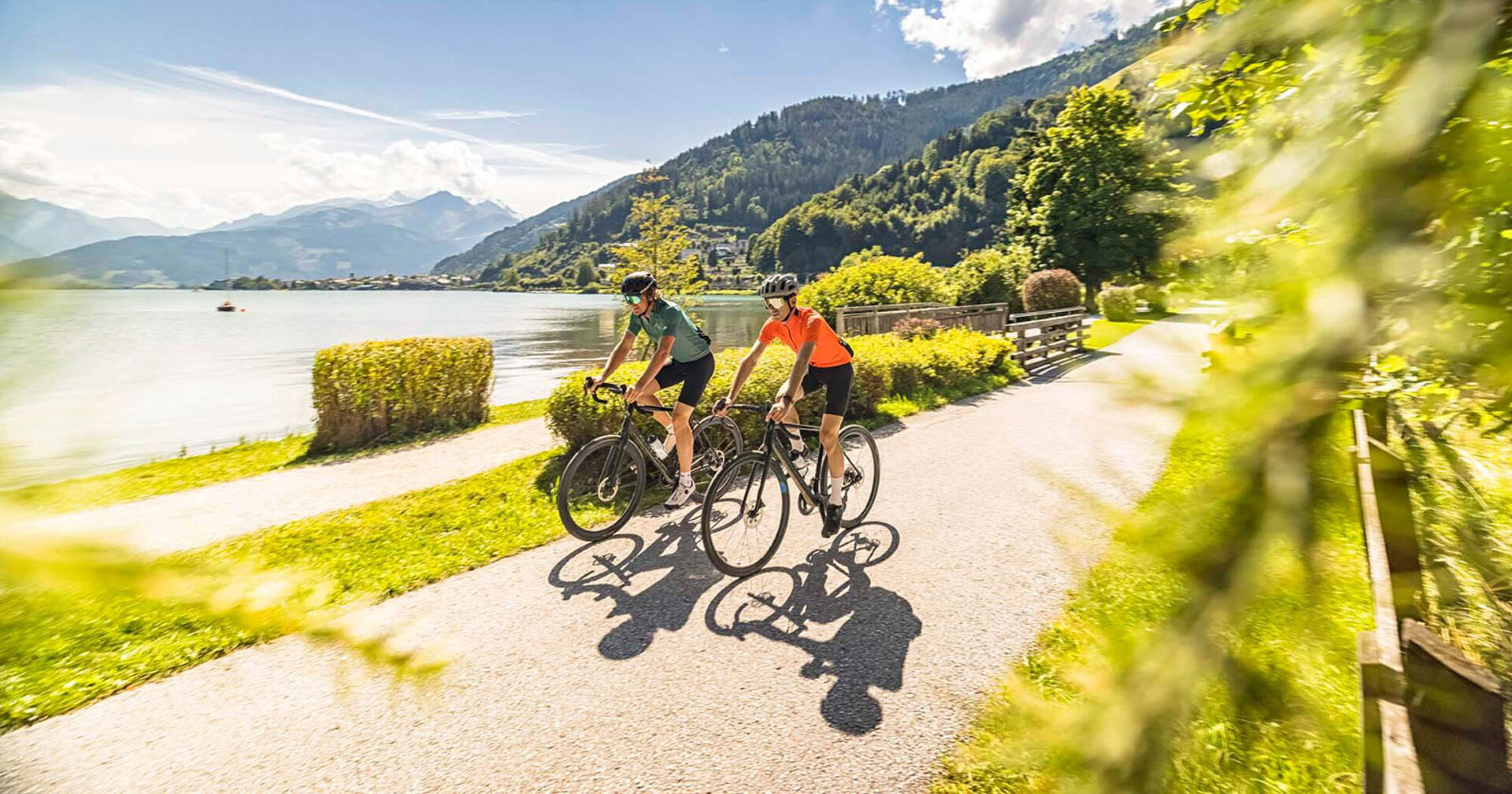 Frau und Mann unterwegs auf dem Fahrrad entlang des Fuschlsees | Credit: SalzburgerLand Tourimus/Andreas Meyer