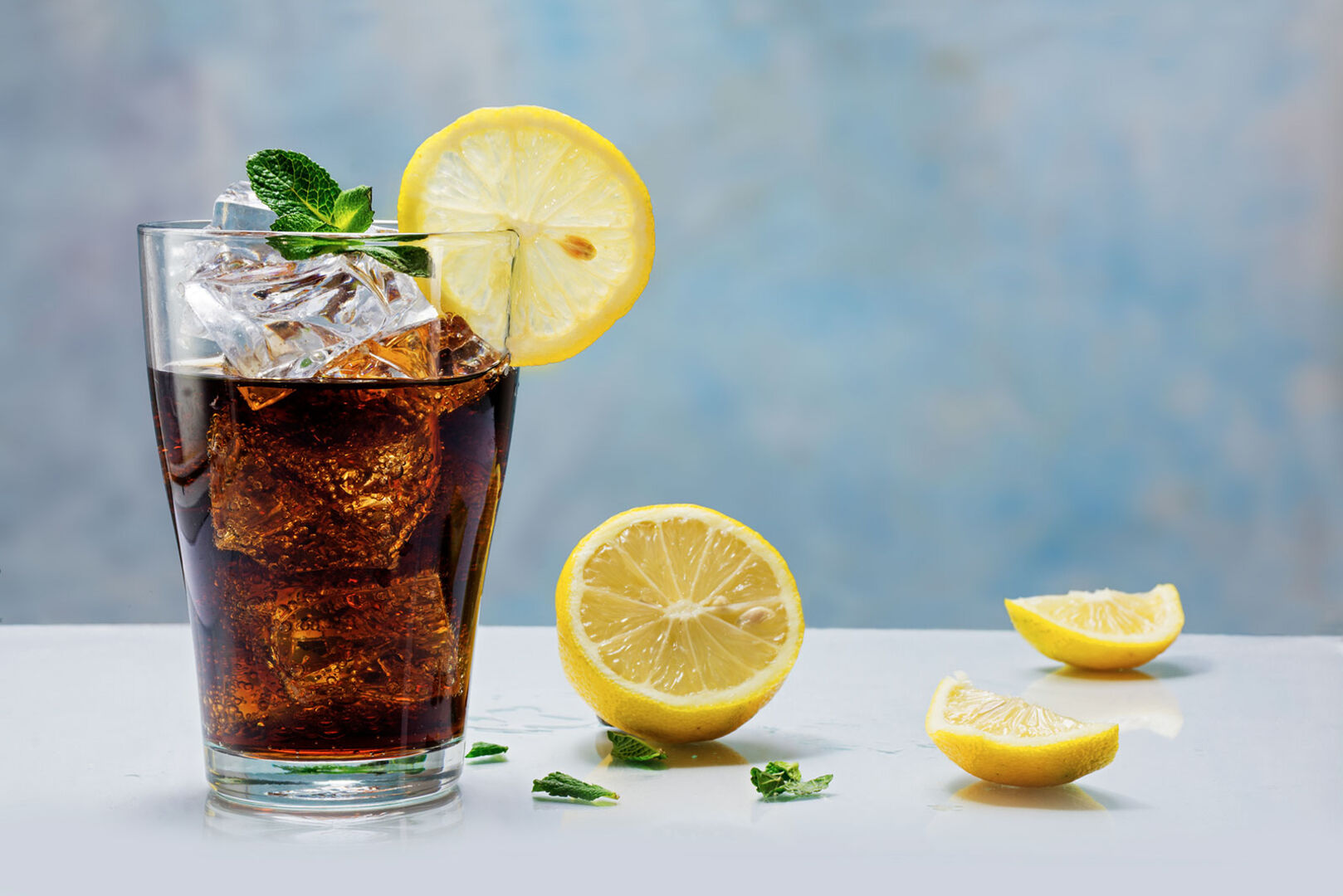 Ein Glas Coca-Cola mit Zitrone | Credit: iStock.com/fermate