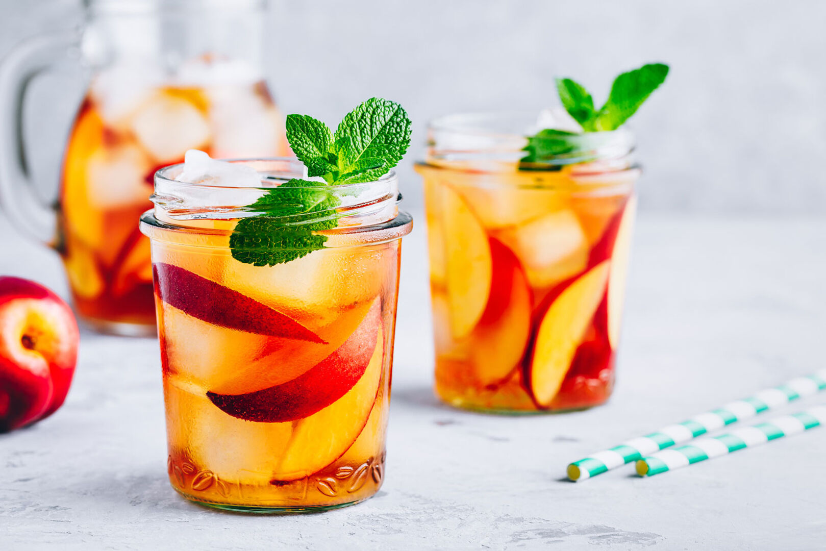 Zwei Gläser Pfirsich-Eistee | Credit: iStock.com/wmaster890
