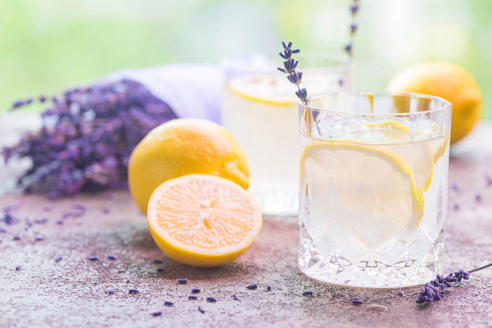 Ein Glas mit Lavendel und Zitrone | Credit: iStock.com/Roxiller