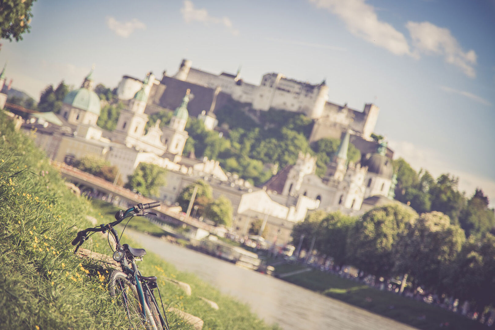 Rad lehnt am Ufer der Salzach in Salzburg Stadt | Credit: iStock.com/Patrick Daxenbichler