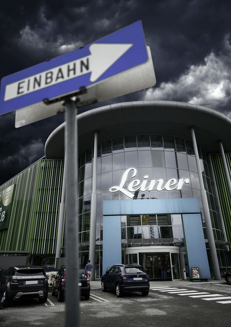 Leiner Möbelhaus und darüber Gewitterwolken