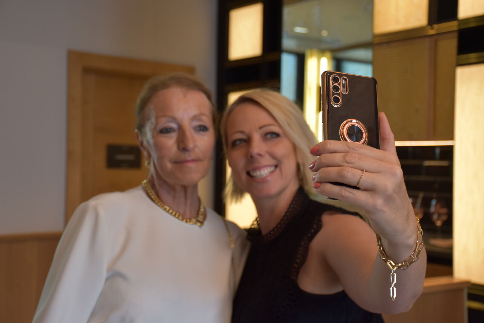 Irmi Sachs-Ritter mit Marion Spapens (Weekend Magazin)