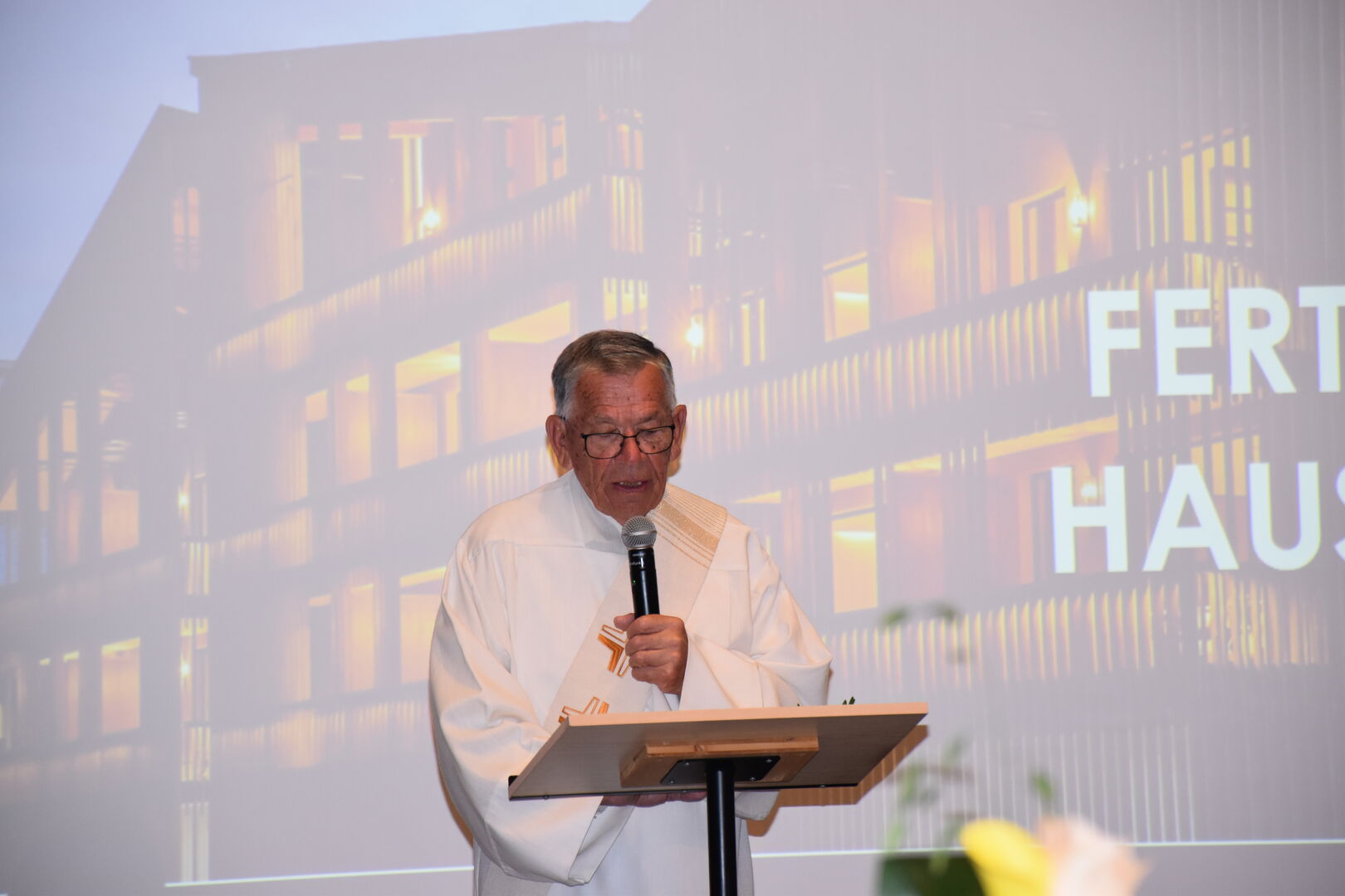 Rudolf Sagmeister (Diakon von der Pfarre Schruns) segnete das neue Gebäude nach dem Eröffnungsakt.