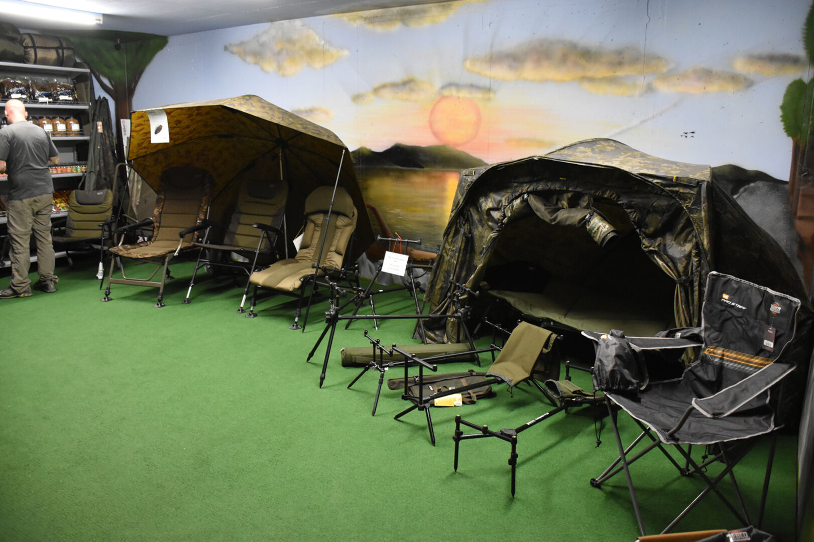 In der Outdoor-Abteilung von PROFISCH Angelsport in Mäder ist alles für lange Anglerabenteuer zu finden.