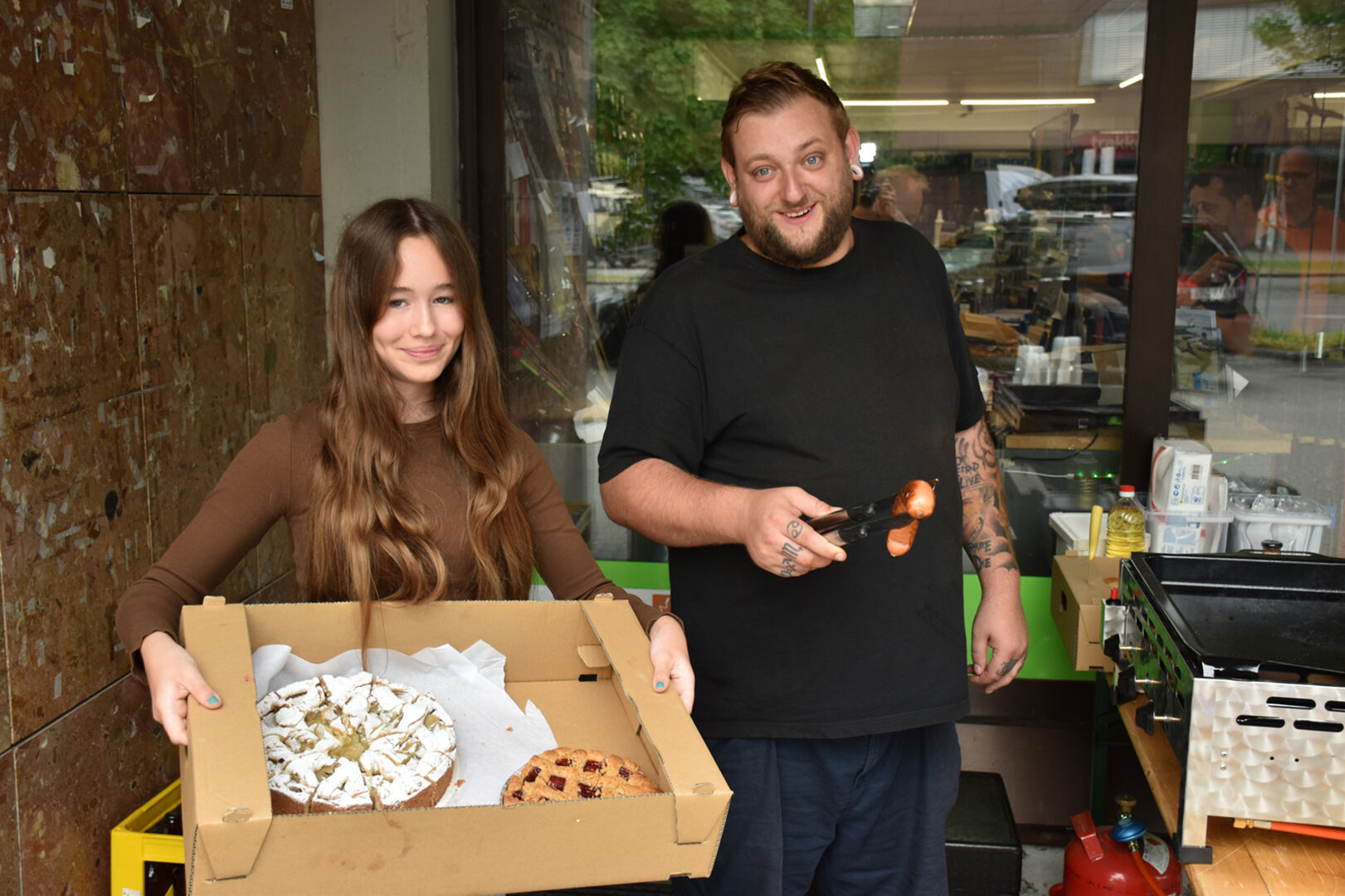 Sorgten am Jubiläumstag von PROFISCH Angelsport mit süßen und kräftigen Snacks für das leibliche Wohl: Laura Meyer und Dominik Stark