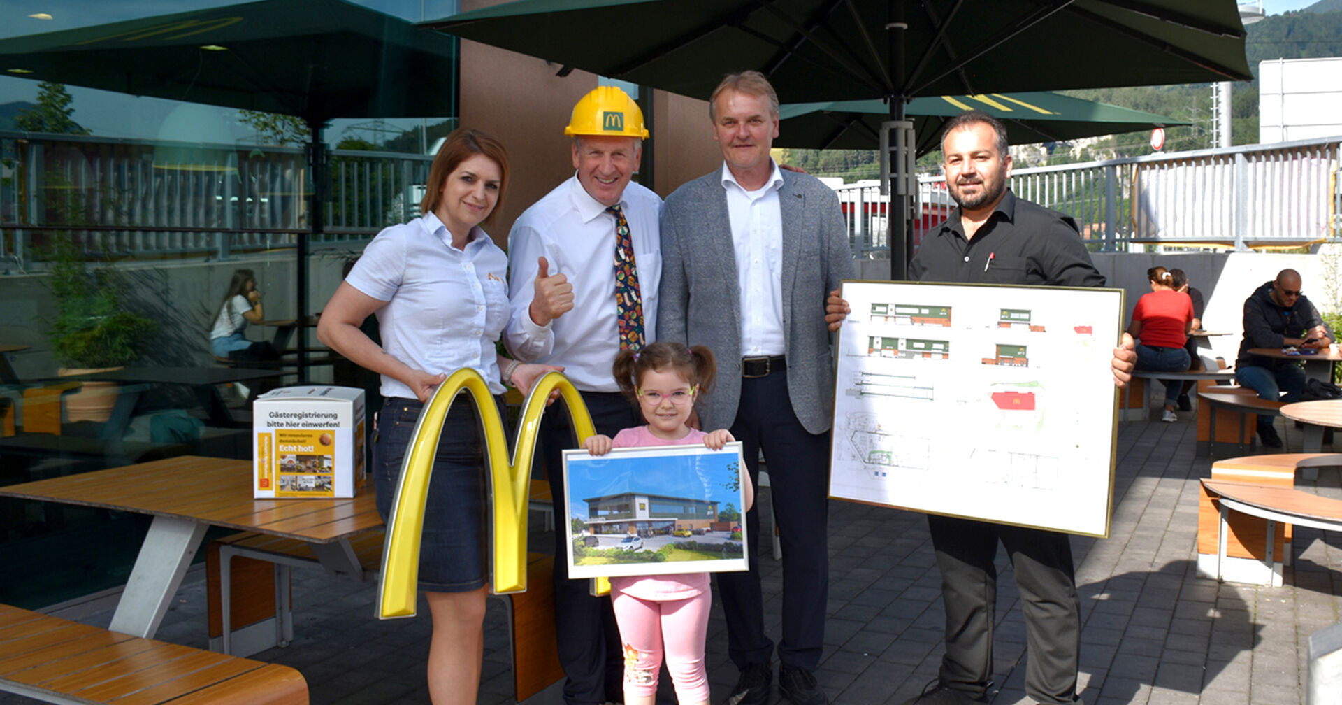 Management McDonald’s Merisa Muminovic, Tochter Hannah, Gastgeber Loek Versluis, Bürgermeister Georg Bucher und Management McDonald’s Issa Afzali.