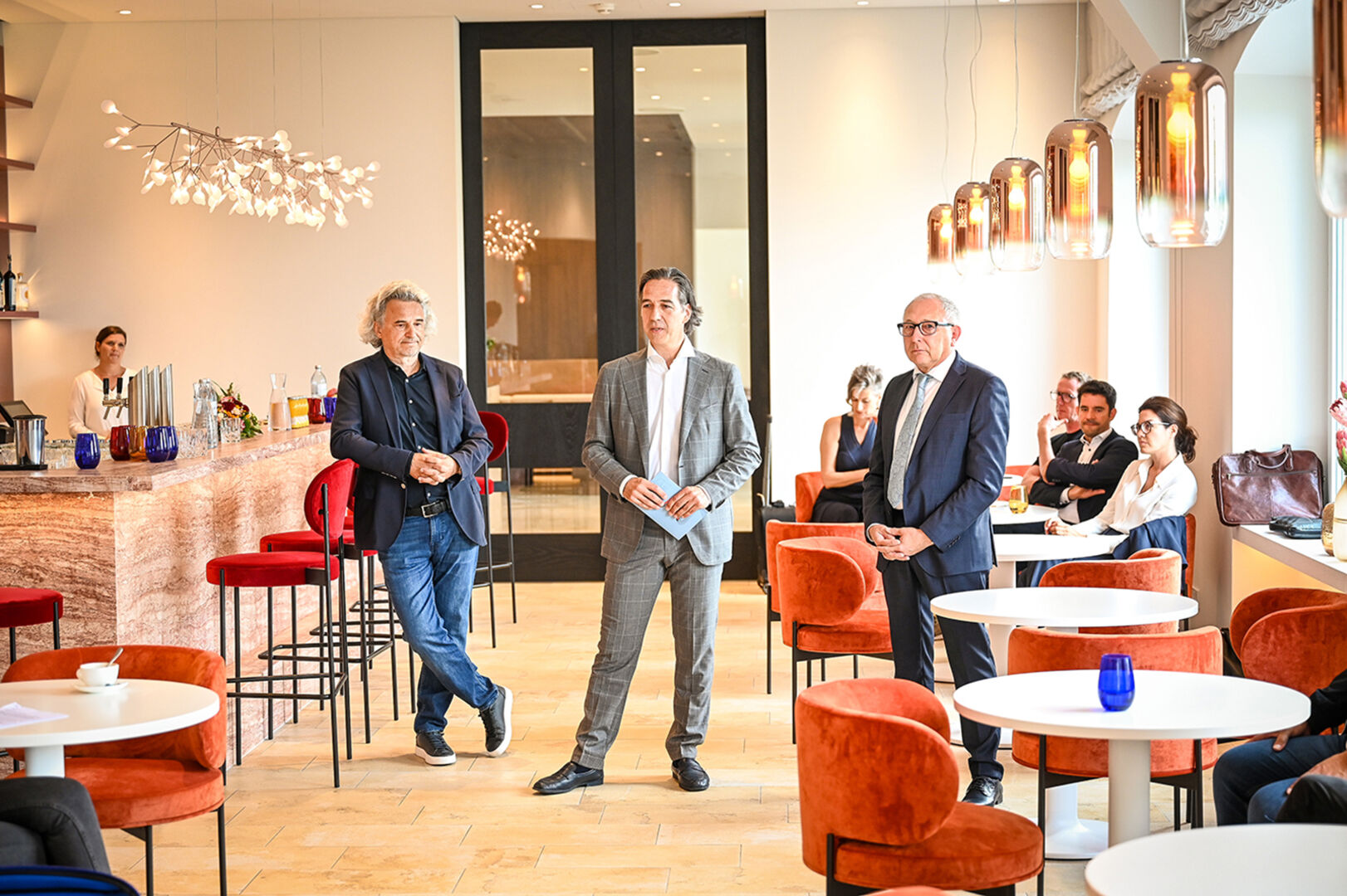 Das Hotelmanagement gab gemeinsam mit den Investorenvertretern Einblicke in das neueröffnete Haus und stellte dabei auch die Hotelphilosophie vor.