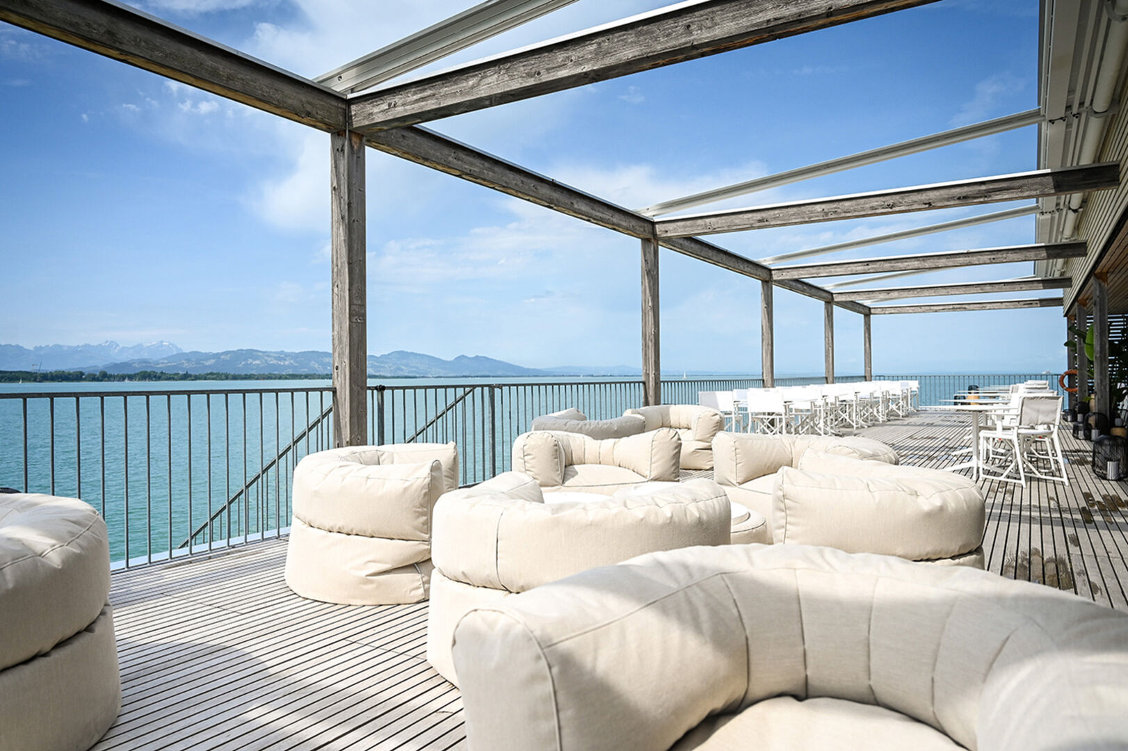 Das Badehaus des Kaiserstrands mit insgesamt 120 Sitzplätzen innen und außen ist einzigartig am Bodensee und steht allen Gästen offen.