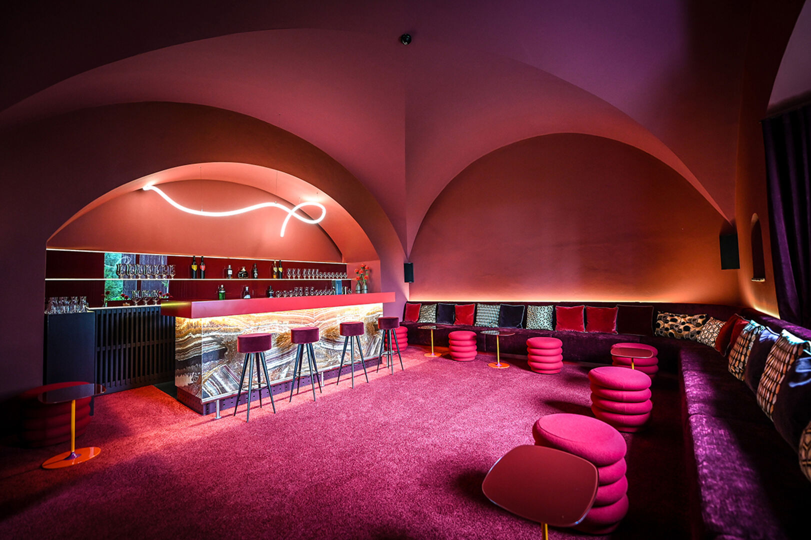 Das am Wochenende geöffnete Szenelokal „Rote Bar“ bietet Cocktails und Unterhaltung für rund 50 Bar- und Loungegäste.