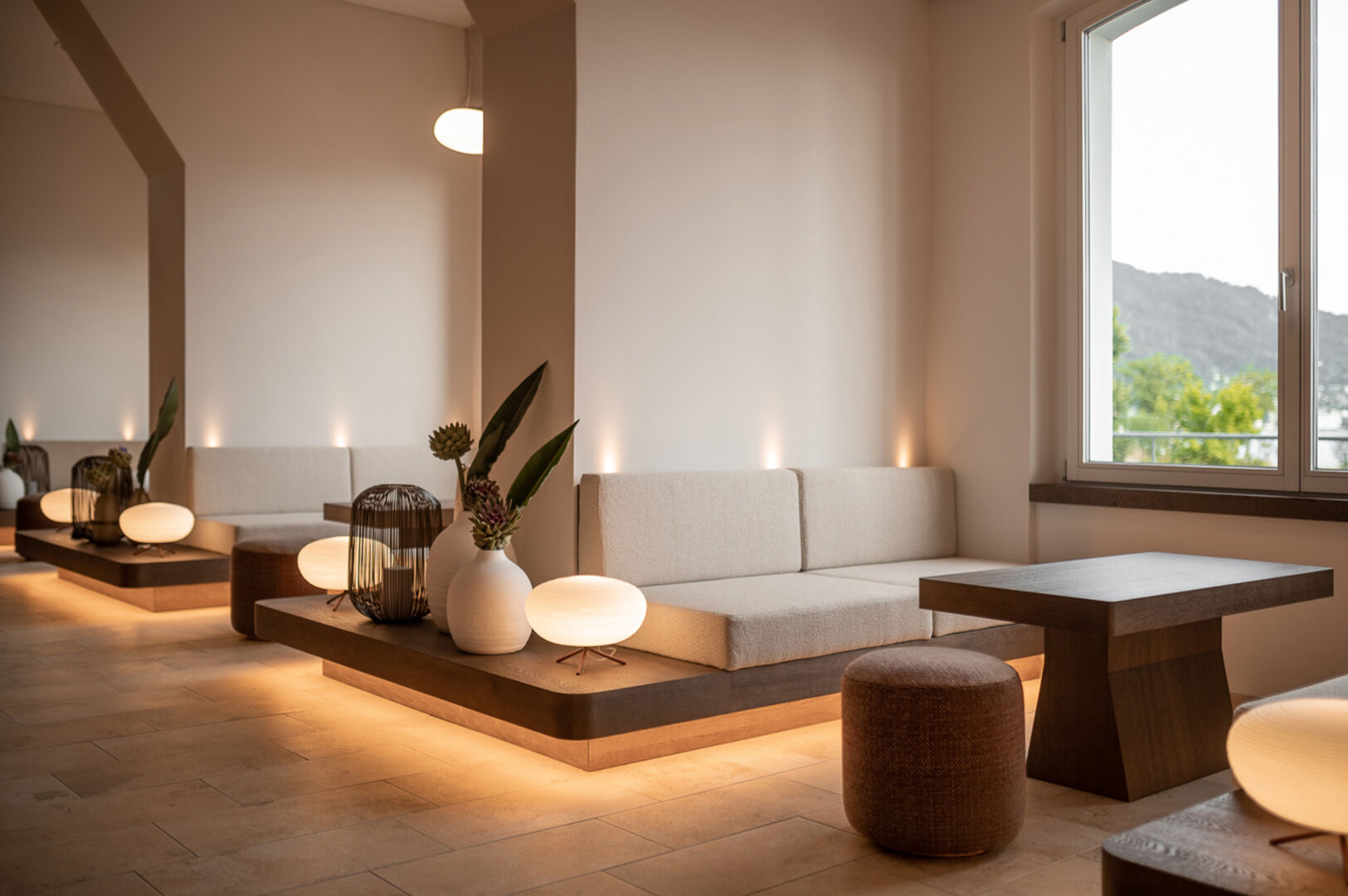 Die Lounge der Hotelbar bietet Raum für entspannte Gespräche mit bester Aussicht.