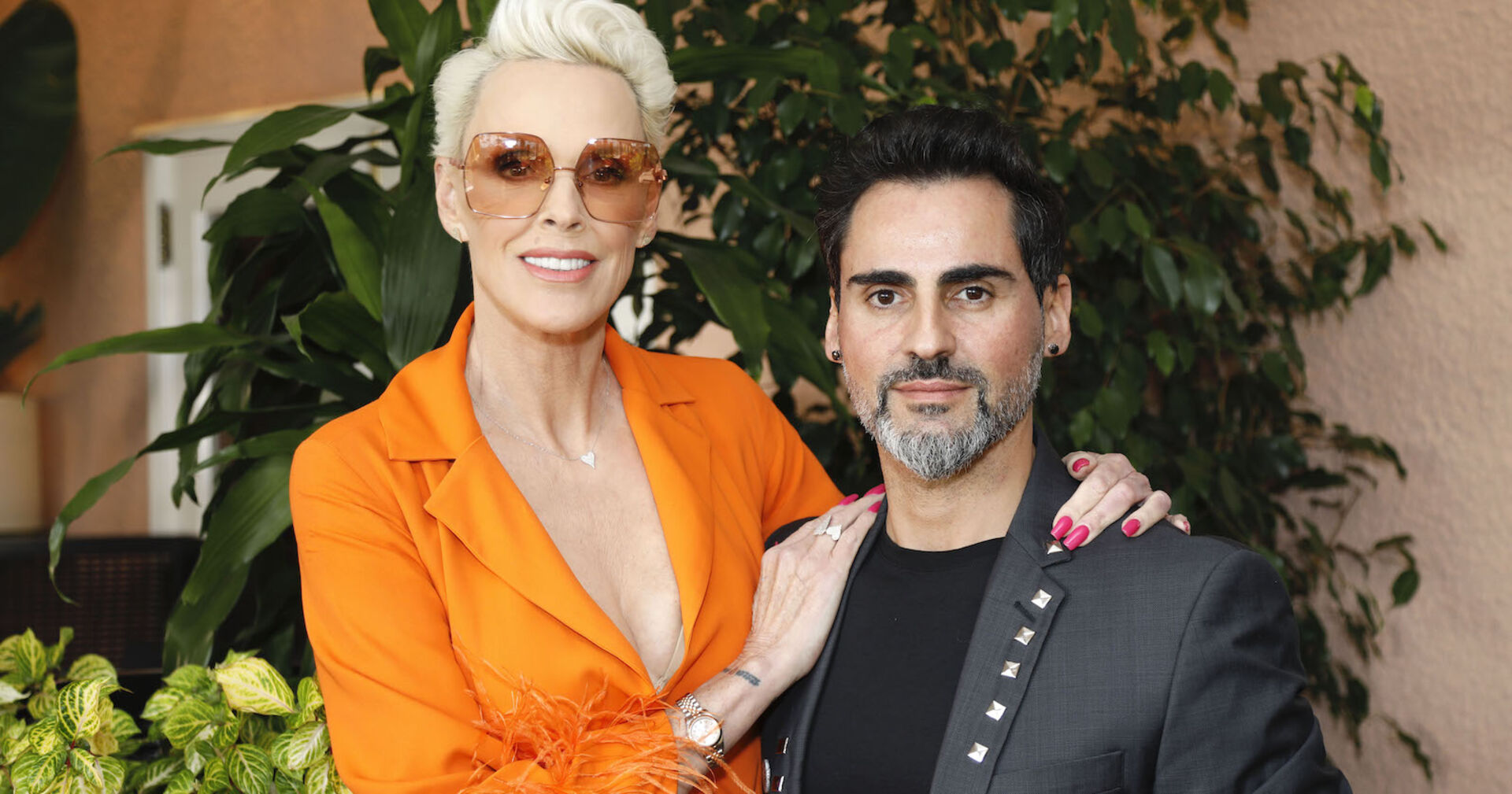 Eine sehr große blonde Frau mit kurzen Haaren neben einem kleineren Mann.