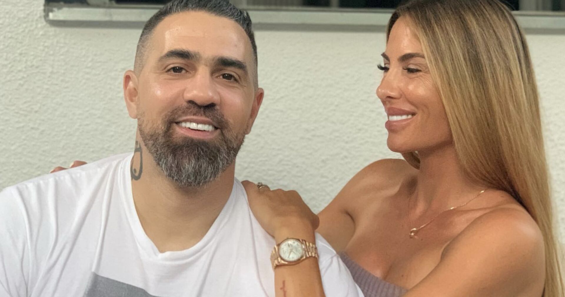 Ein Mann und eine Frau, die Frau lächelt den Mann von der Seite an.