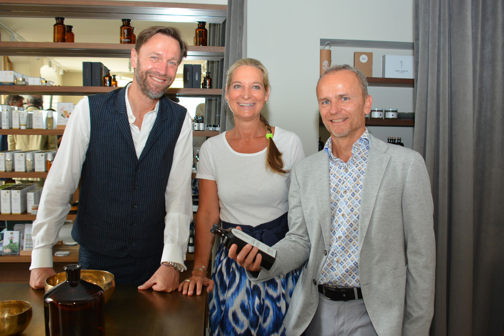 Mag. Jutta Kolesa mit Saint Charles-Gründer Alexander Ehrmann (li.) und CEO Richard König.