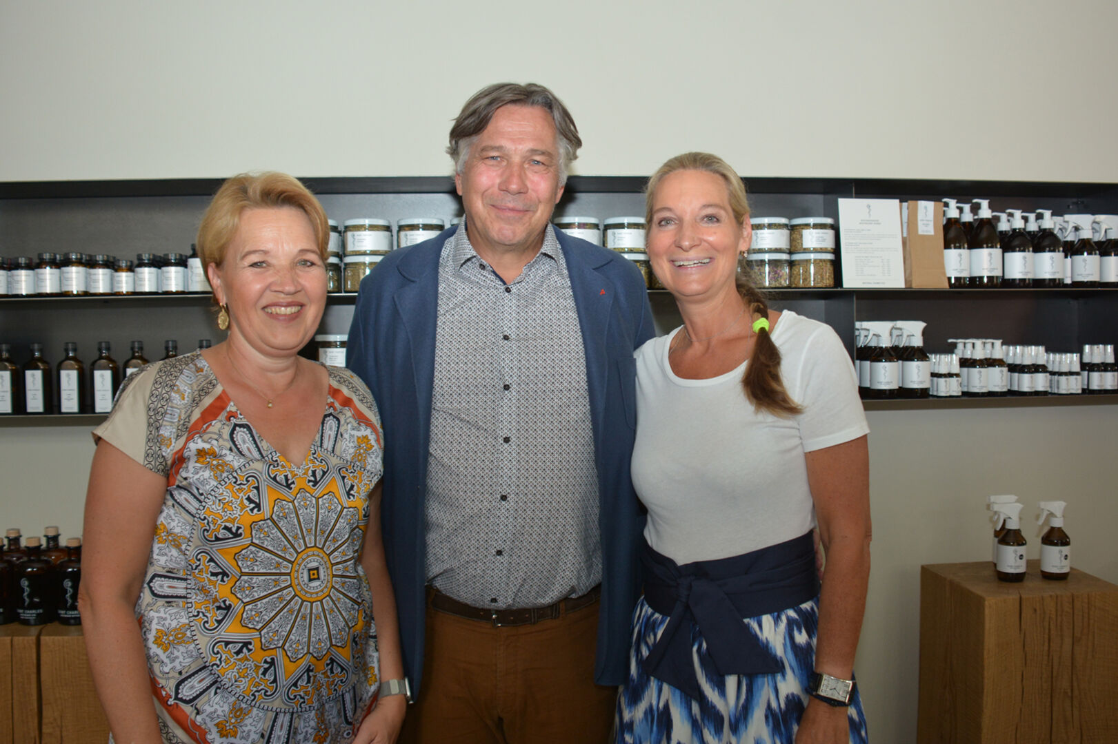 Bürgermeisterin Andrea Kaufmann, Christof van Dellen (Chef der Apothekenkammer) mit Jutta Kolesa.