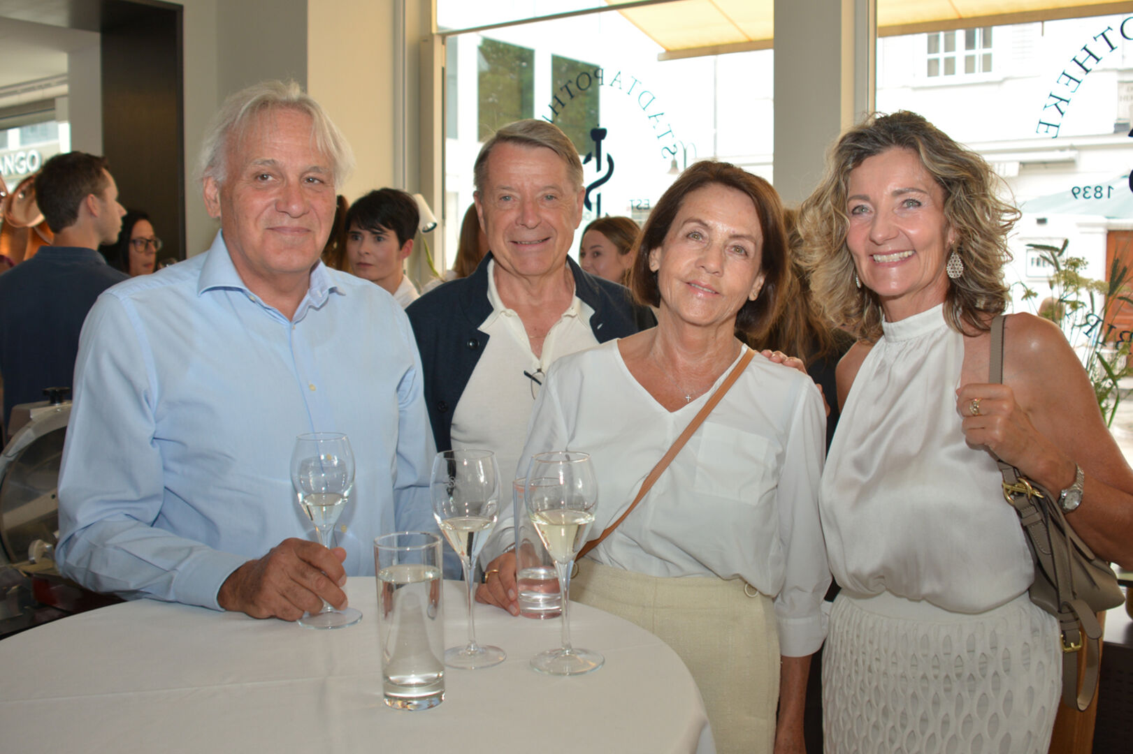 Markus (li.) und Alice Ohneberg (re.) mit Herbert und Elke Alber (Galerie Art­-House).