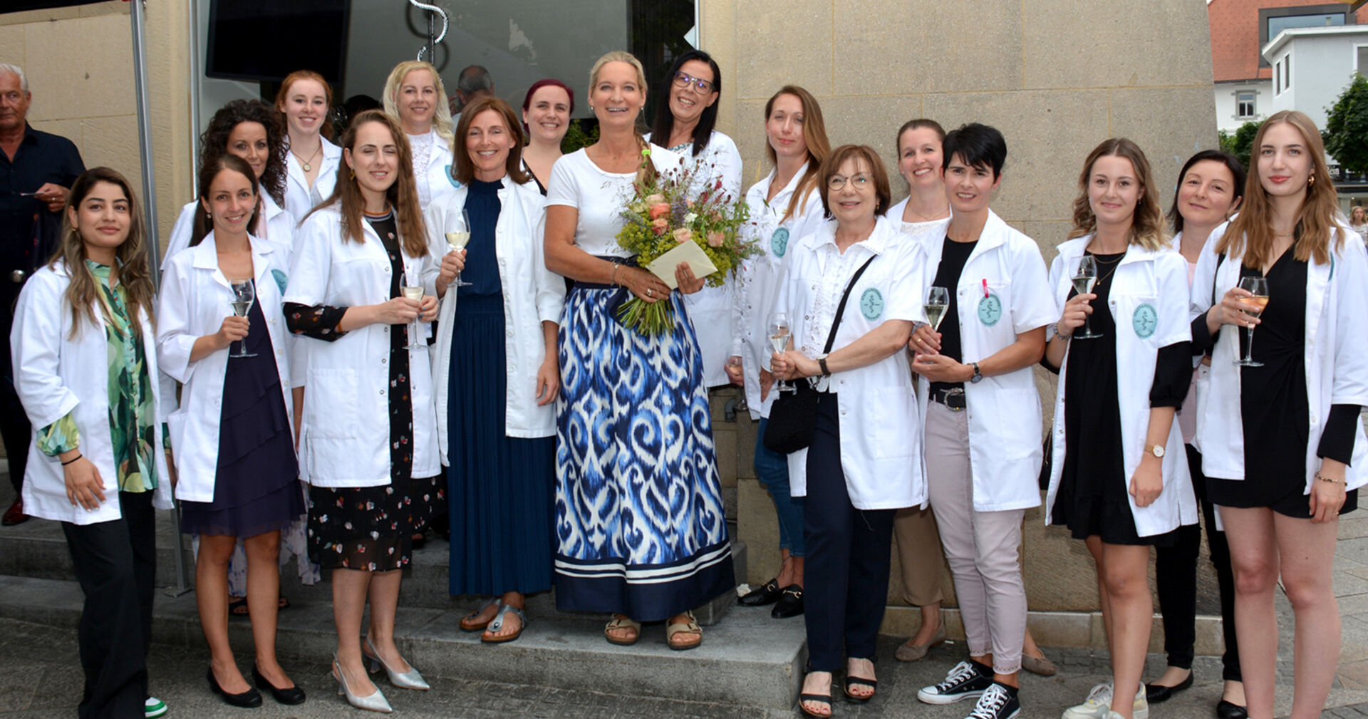 Mag. Jutta Kolesa (Bildmitte mit Blumenstrauß) mit ihrem Team.