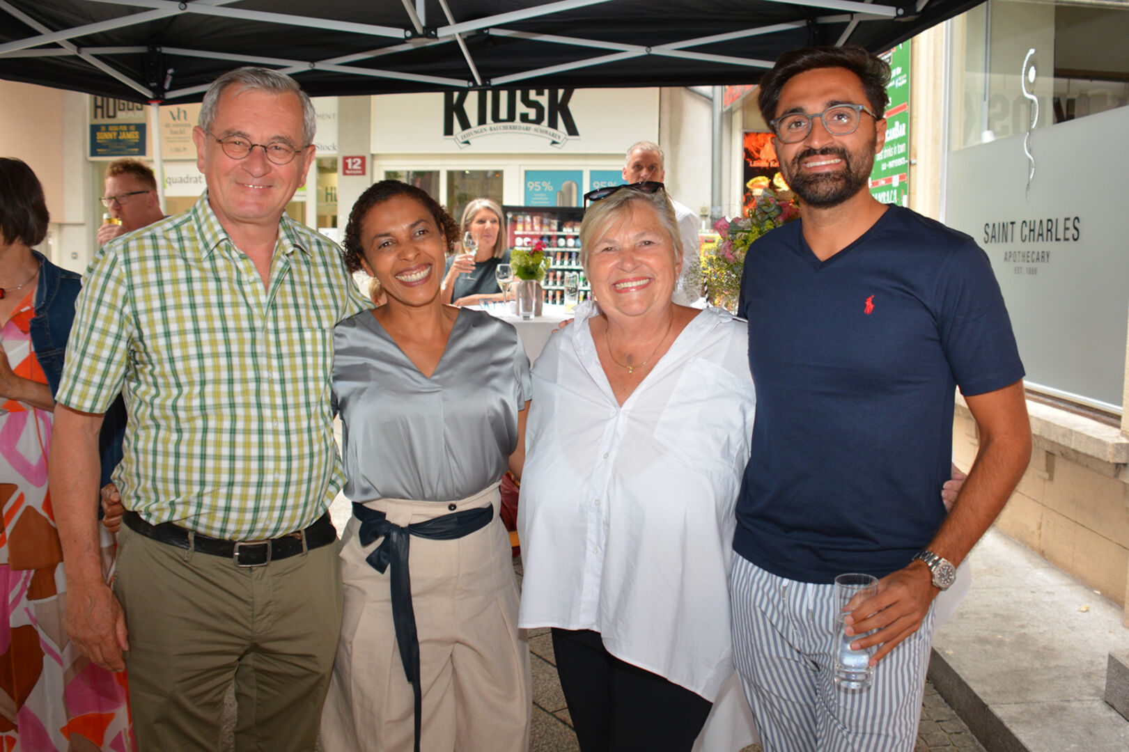 Auch die Hausbesitzer feiern mit: Thomas Klien mit Lucimara Pfeifer und Francoise Paszek mit Sohn Joel (v. li.).