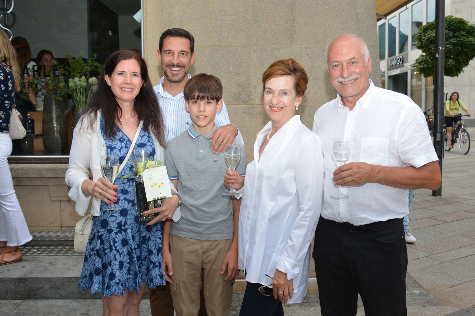 Richterin Isabelle und HNO-Spezialist Ulrich Amann mit Sohn Benedikt und Roswitha Hutz mit Apotheker Rudolf Pfeiffer (v. li.).