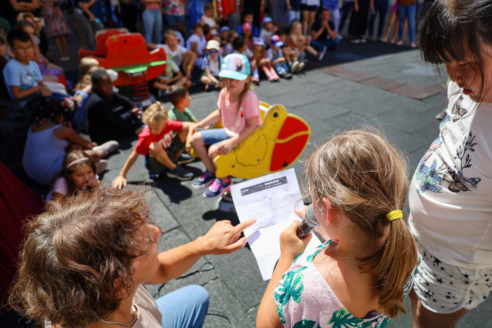 Kinder, die spielen und einen Zettel ausfüllen