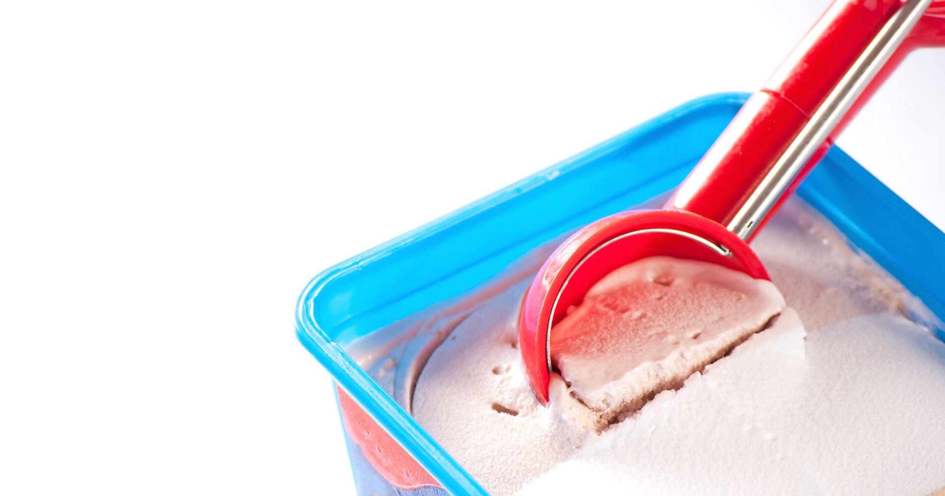 Eine Box mit Eiscreme und einem Löffel, der darin steckt.