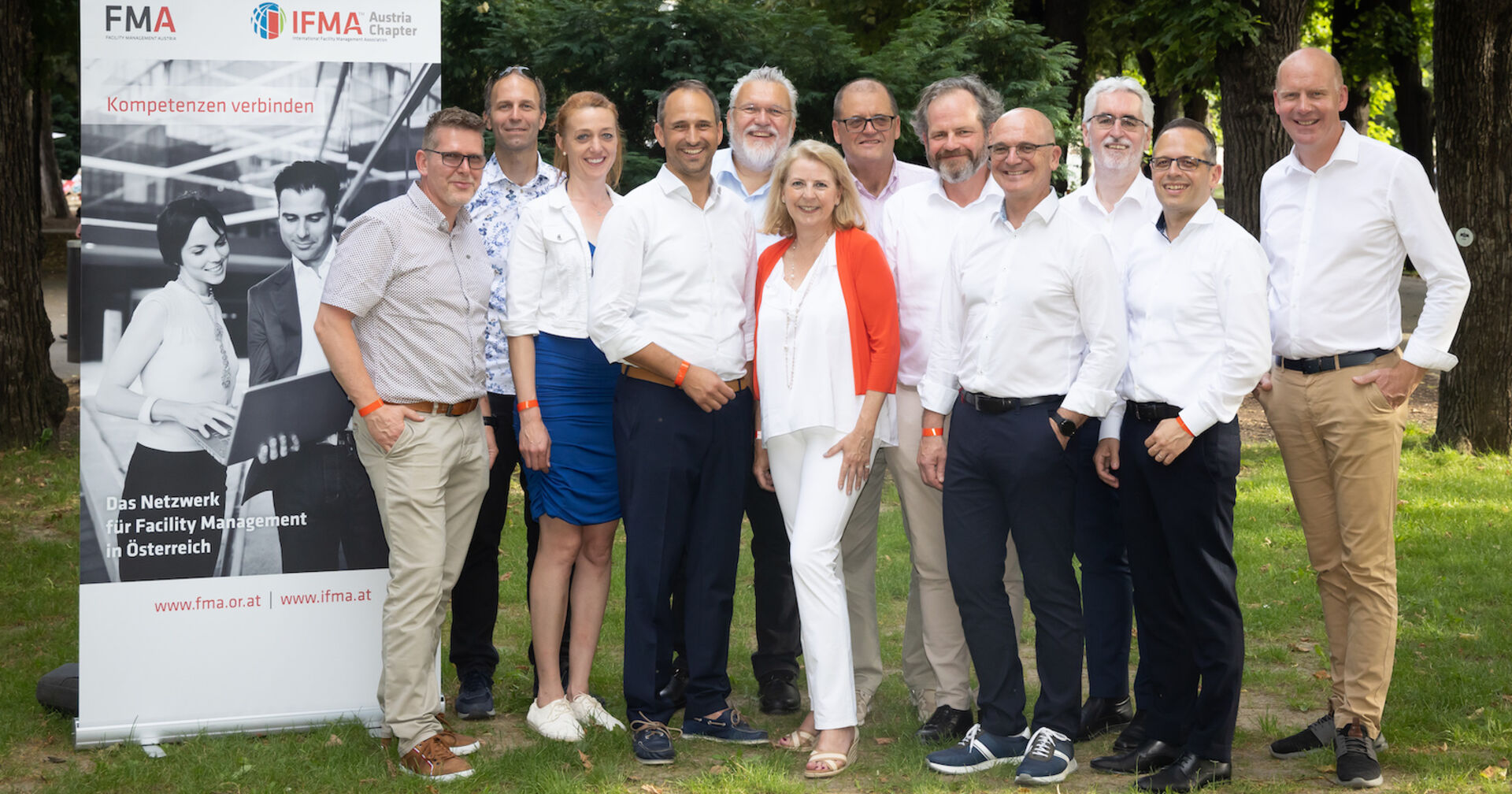 Vorstände von FMA und IFMA Austria im sommerlichen Garten | Credit: Christian Fischer/www.fischerfoto.com