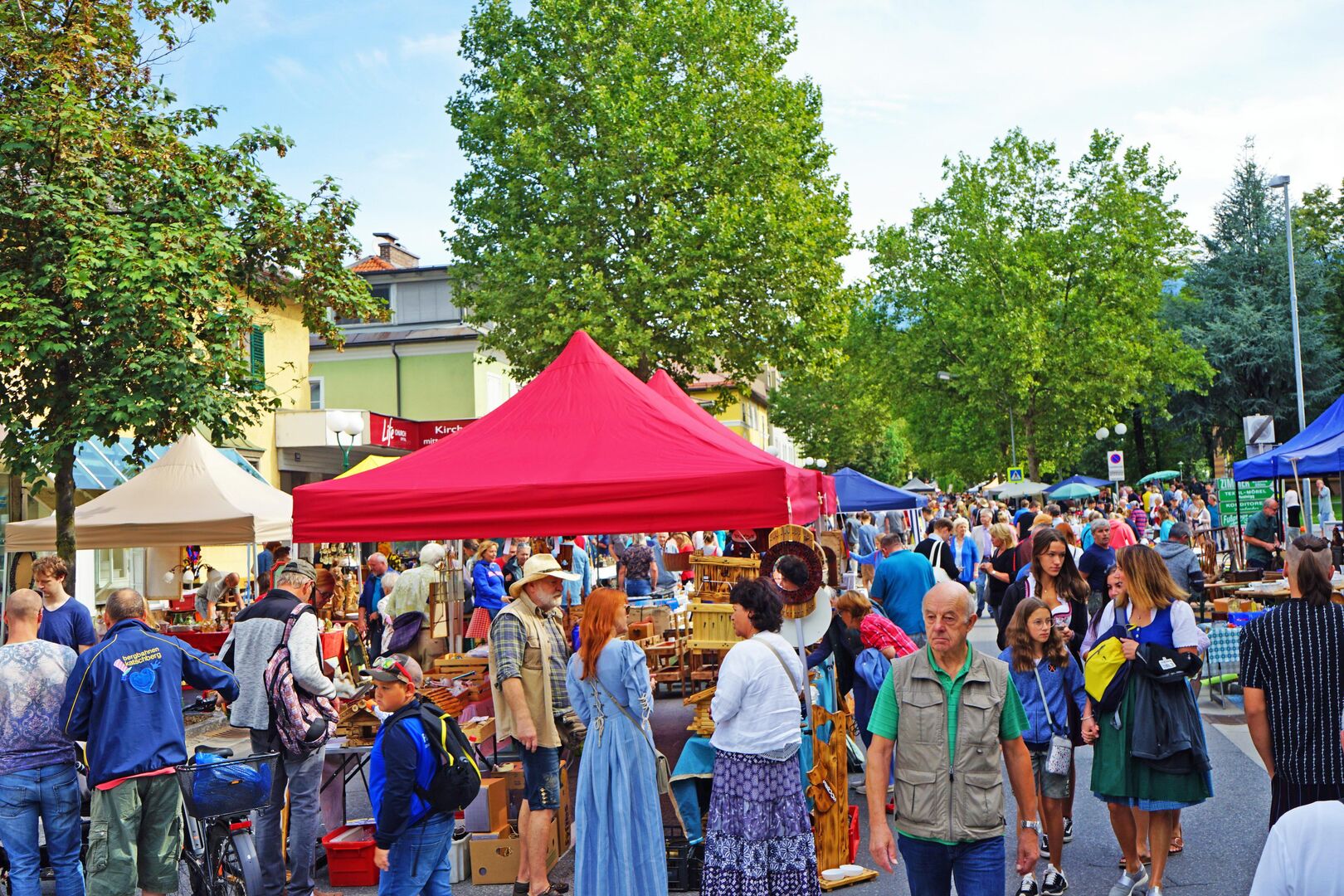 Zahlreiche Besucher des Flohmarkts in Spittal an der Drau