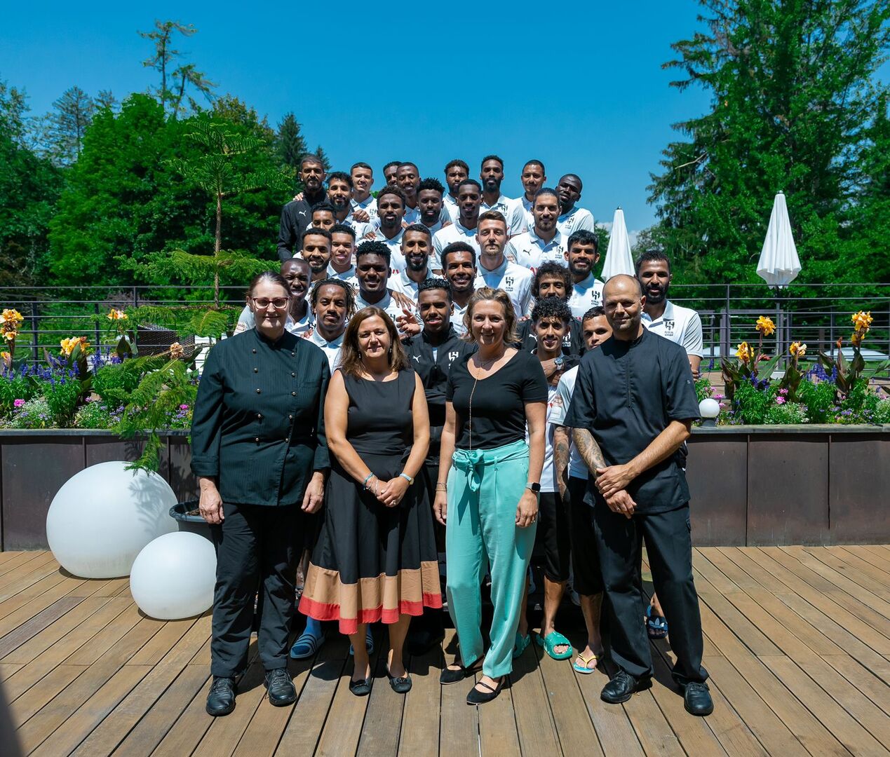 Fußballmannschaft Al Hilal mit Bediensteten Warmbaderhof