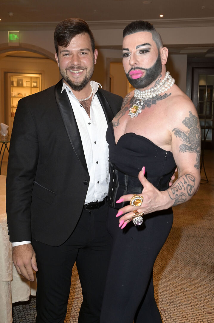 Ein junger Mann mit einem Mann mit sehr großen Lippen und rosa Lippenstift.