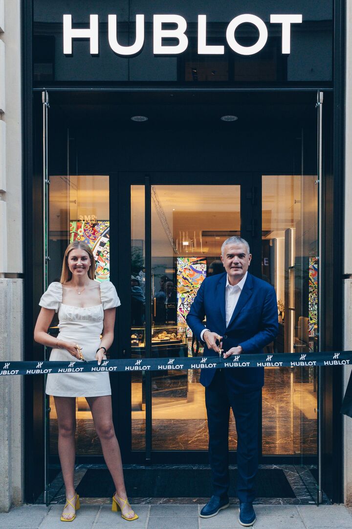 Porträt, das Band durchschneidend