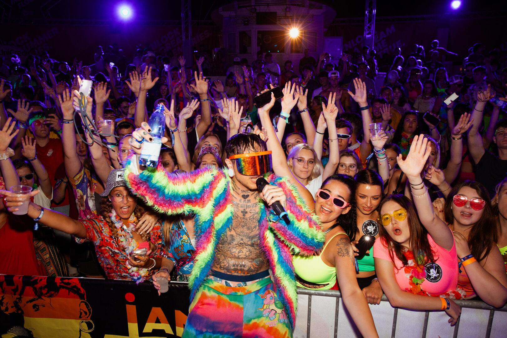 Ian Jules, der vor dem Publikum des Summer-Splash einen Song darbietet