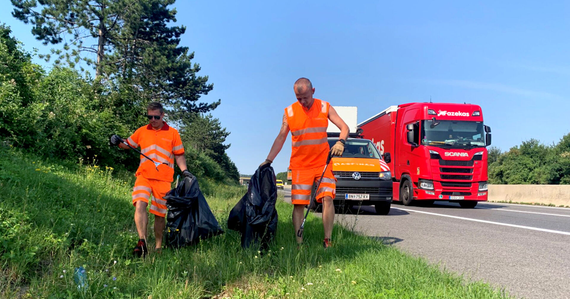 Die illegale Entsorgung von Abfall bedeutet mühsame Arbeit für die Mitarbeitenden der ASFINAG.