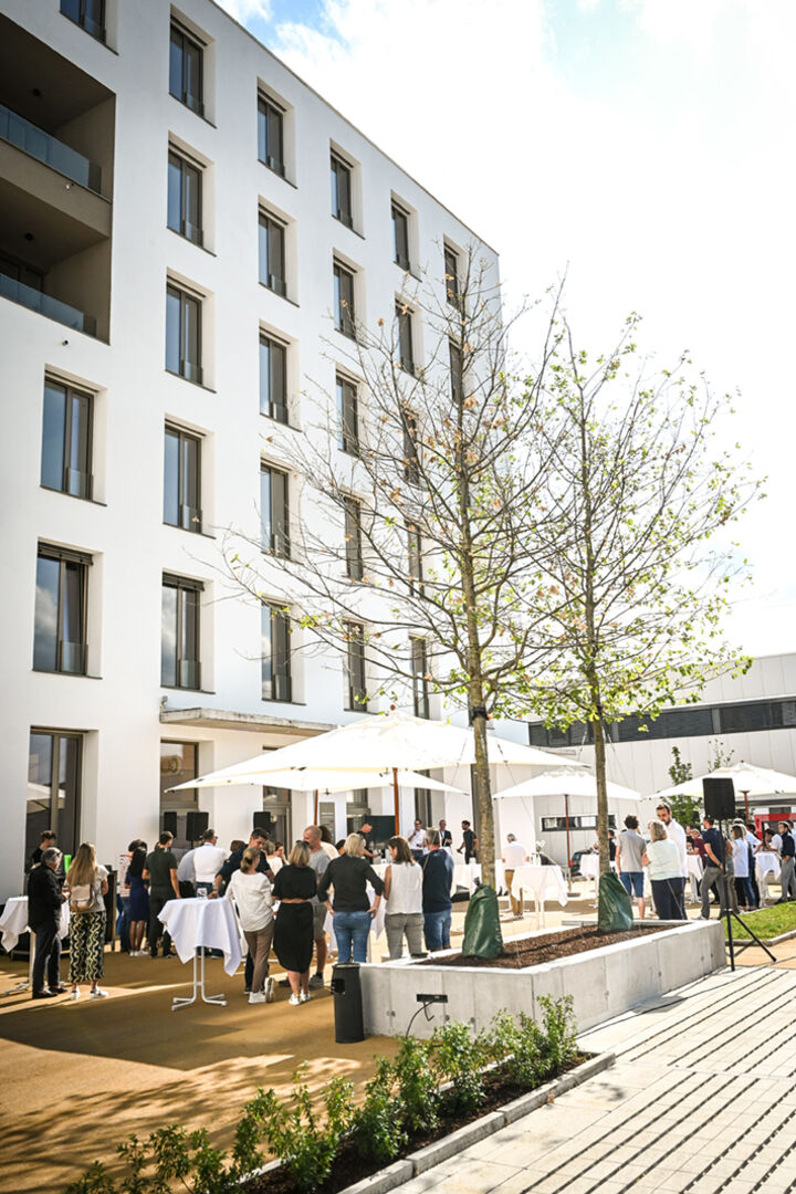 Die gute Erreichbarkeit (Autobahnanschluss A14 sowie Bahnhof Klaus) macht den Standort für national und international tätige Unternehmen besonders interessant.
