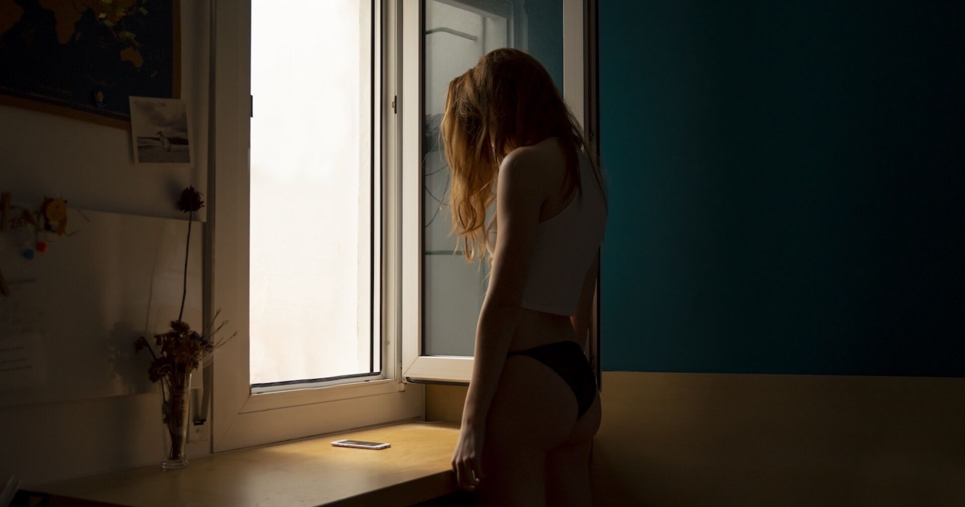 Porträt einer jungen Frau, Gesicht unkenntlich